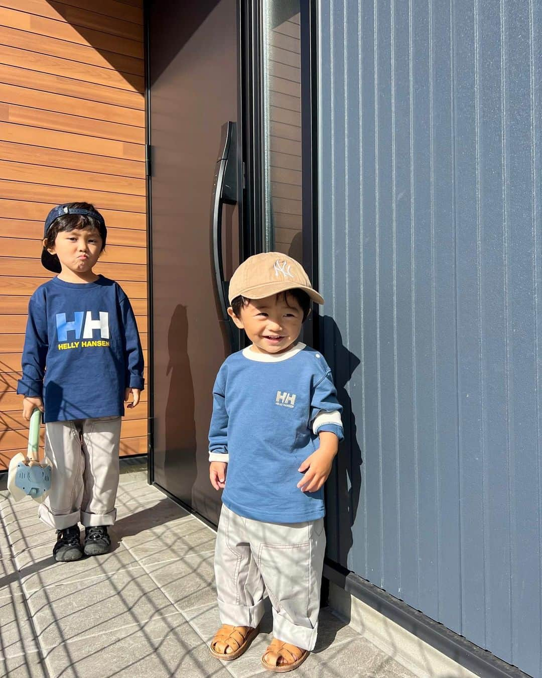 Ayaのインスタグラム：「なんか拗ねてる長男と めちゃ笑顔の次男👦🏻👶🏻❤️‍🔥 ここ最近涼しいし お天気良くて最高〜だな☀️  足元はサンダル🩴笑 濡れても安心☺️☺️  ばぁばが送ってきてくれた HELLY HANSEN洋服かわいい☺️  #兄弟#兄弟コーデ#1歳男の子#4歳男の子#男の子ママ #おそろいコーデ#ヘリーハンセンキッズ#HELLYHANSEN #子供服#リンクコーデ#アウトドアコーデ」