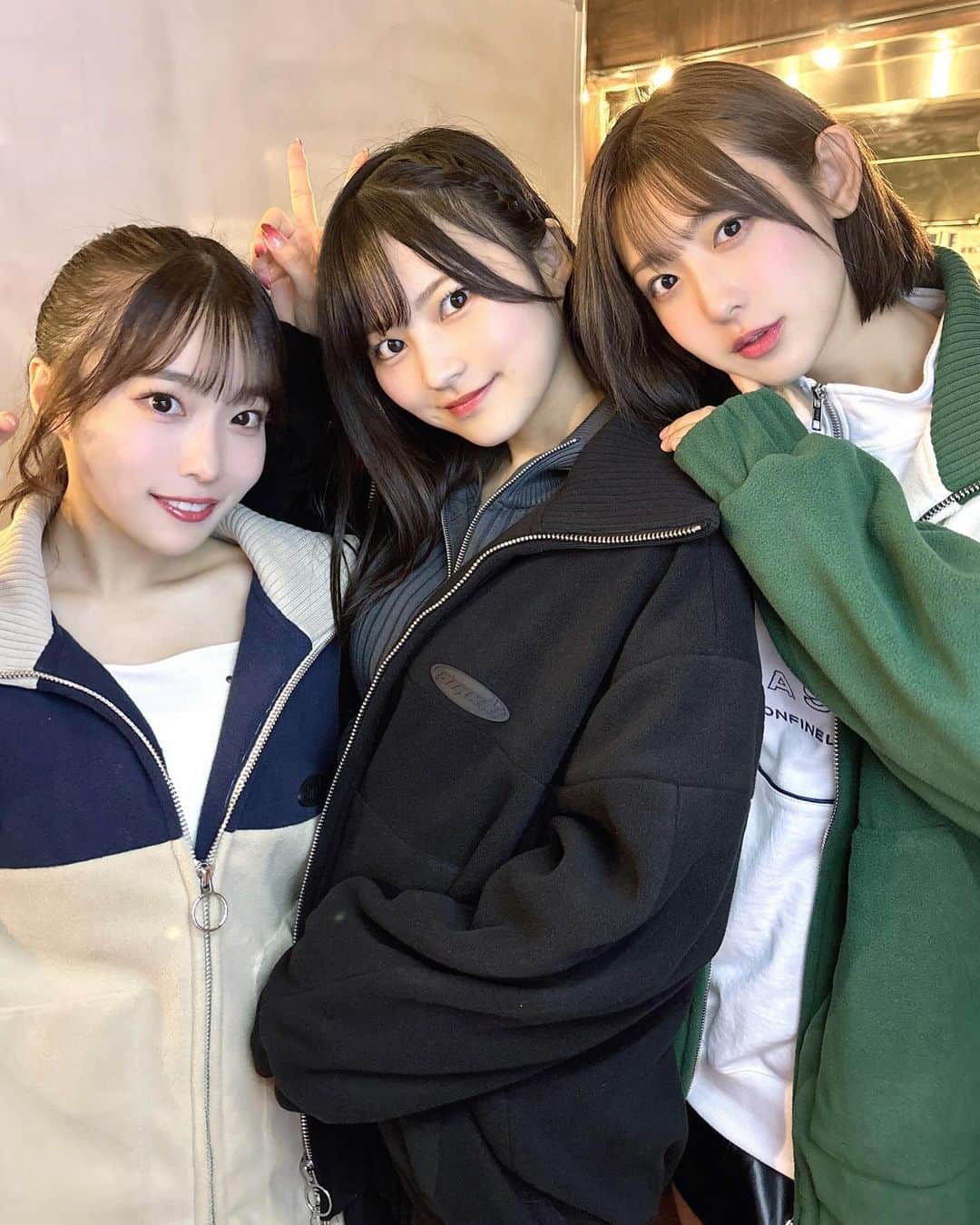 のインスタグラム：「3人でお揃いのアウター🫶 @emoda_official」