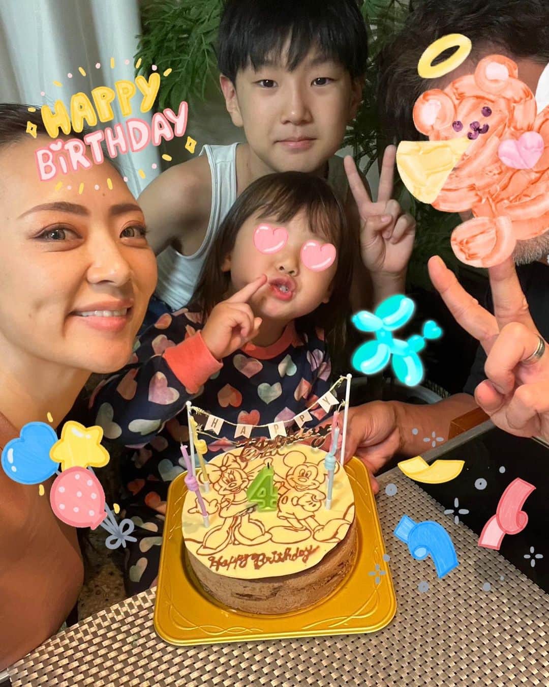 のインスタグラム：「㊗️HappyBrithday🥳MAI🎂🎉 10月21日、娘が4歳になりました🦄 気が強く、わがままで、頑固で、そして力も強い😆 保育園でお友達を蹴飛ばしてないか、いつも気になる💦 年少さんだけどまだまだ母としては不安要素が⚠️ けどきっと物分かりはいい方かなぁと(笑) 少なくとも兄貴よりかは😆😆😆 大人の真似っこが大好きでYouTubeでダンスの振り付けを覚えてはおうちでリサイタル🎤 だが…娘の筋肉はダンスよりも他の運動に活かした方がいいとも思われる筋肉美🦵🦵💪😆 めざせアスリート😆😆😆将来が楽しみすぎるよ❤️‍🔥 今年の誕プレはお化粧道具にしました💄👁️🌈 めちゃくちゃ喜んでくれて、お休みの日はメイクするねと張り切っております✨すごい顔になりそう💦 そしてディズニーシーにも行きました🏰 ミニーちゃんにはまってしまったので今年はミッキー＆ミニーちゃんケーキ🍰 毎回作ってきたケーキは今年は時間なく、下は不二家のチョコケーキにしました🍫 まっ上のチョコプレートだけは頑張って描いてみたけど、肩が筋肉痛💦 0歳の時からずっと描いてるから、それだけはやってあげたくて🥴でもこれチョコ好きにはたまらんヤツでしょ🤤 またディズニーのお写真もアップさせて下さい🐀  #娘 #4歳 #10.21 #お誕生日プレゼント #ディズニーシー #お化粧道具 #おめでとう #これからもすくすく育ってね」