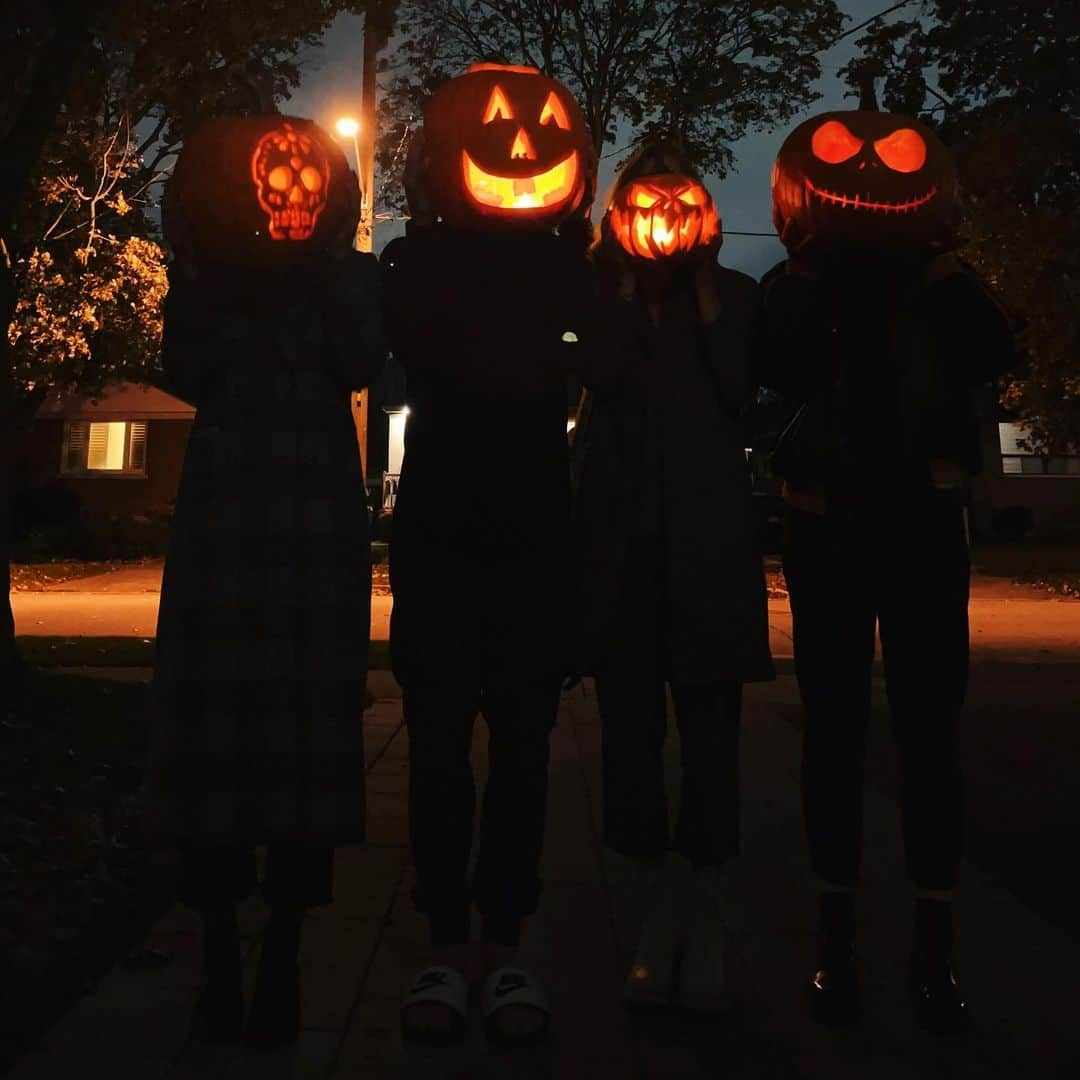 ローラ・ヴァンダーヴォートのインスタグラム：「I love these 🎃’s & the carved ones aren’t that bad either.」