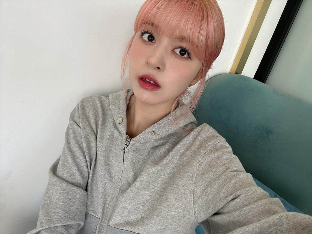 NMIXXのインスタグラム：「When I close my eyes, it’s not just the backs of my eyelids I see.  #NMIXX #엔믹스 #LILY #릴리」