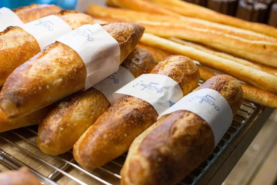 笹塚駅のパン屋さん オパンさんのインスタグラム写真 - (笹塚駅のパン屋さん オパンInstagram)「🖋... [2023.10.22]  おはようございます #オパン です。  本日も焼き立てパン豊富にご用意しています。 パンによって焼き上がり時間が変わります。気になるパンがございましたら、お電話にてご予約も可能なのでご確認ください。  バゲットサンドは11時半頃より、パテ・ド・カンパーニュ、生ハムとカマンベールチーズのバゲットサンド、サバサンドと種類も豊富にご用意しております。  好評の「オパンの栗とヘーゼルナッツのカンパーニュ」焼き上がりは15時半頃の焼き上がりとなります。  店頭取り置き予約も可能なのでぜひみなさまご利用ください。 本日も、焼き上がりのパンの香ばしい香りと一緒に、お待ちしております。  __________________________________________  🥖 季節限定  ・ナガノパープルとシャインマスカットのデニッシュ ・かぶらと肉そぼろのフォカッチャ  __________________________________________  💬 商品のご予約について  以下の商品はご予約ができません。 ・オパンドッグ ・ミルクフランス類(ミルクフランス、あんフランス、コーヒーフランス、ガーリックフランス、明太フランス)  その他のパンは問題なく、ご予約可能です。  💬 ご購入数の制限がある商品 ・ミルクフランスお一人様2本まで  __________________________________________  💬 お支払いについて​ ​ キャッシュレス決済対応しています。 利用できる決済サービスについては、レジ前に掲示しているのでご確認ください。 __________________________________________」10月22日 10時25分 - opan_bakery