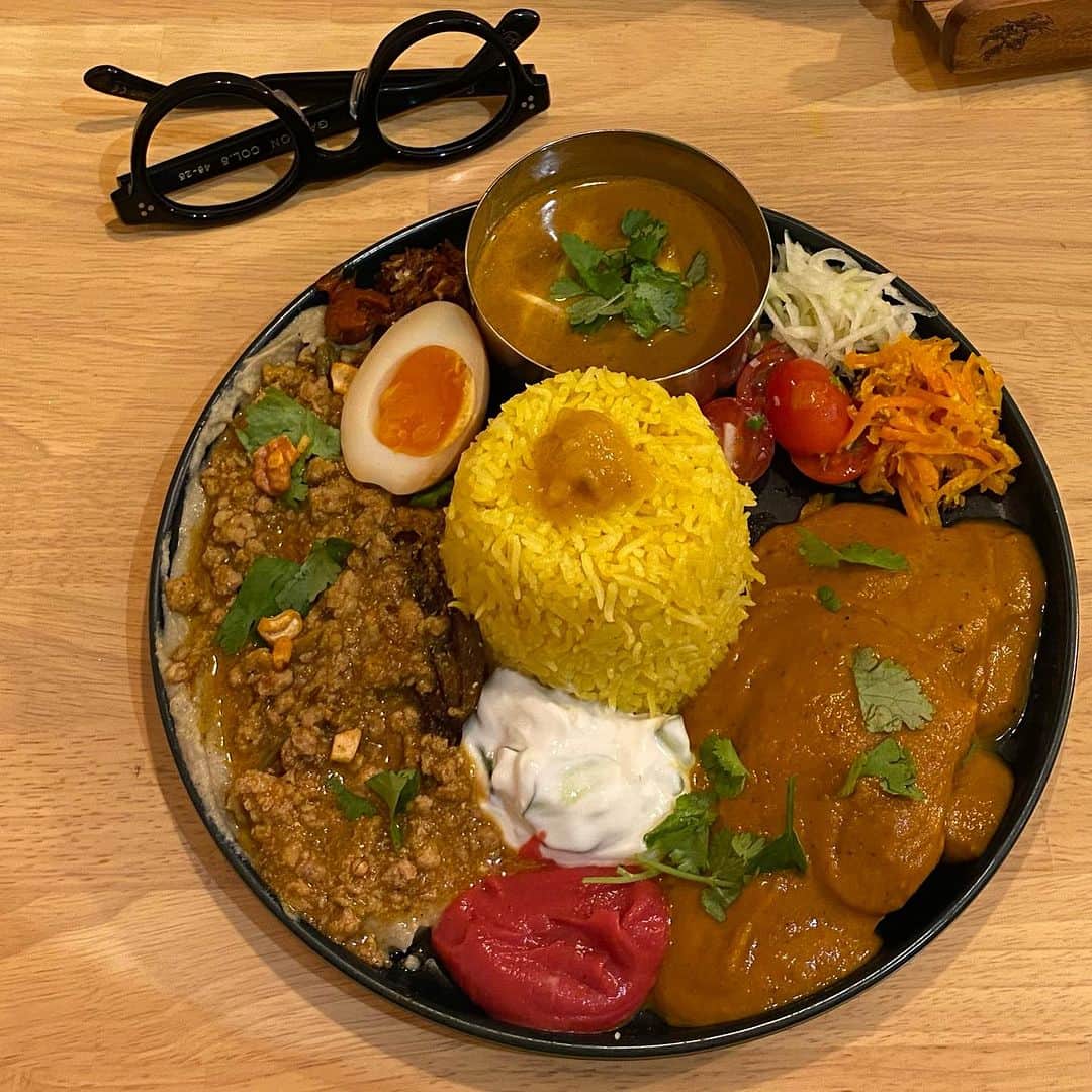 なごむのインスタグラム：「※ 先日の。  全部のせカレー（3種）  レバノンキーマ + スパイシーコルカタチキン + エビのカレー  激うま。」
