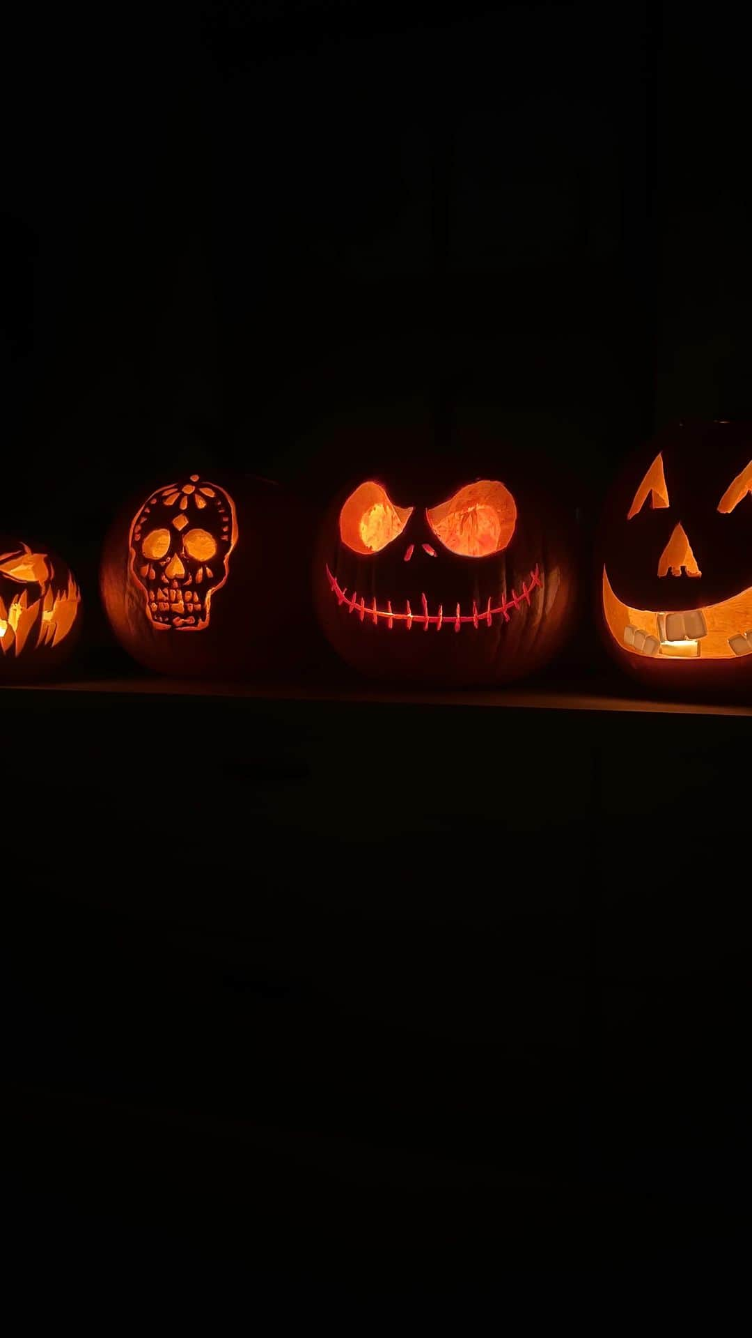 ローラ・ヴァンダーヴォートのインスタグラム：「When you have a pumpkin carving competition… ‘er I mean party…. 🤫😈🎃👻😈🎃👻 + a great meal + cake 😂」