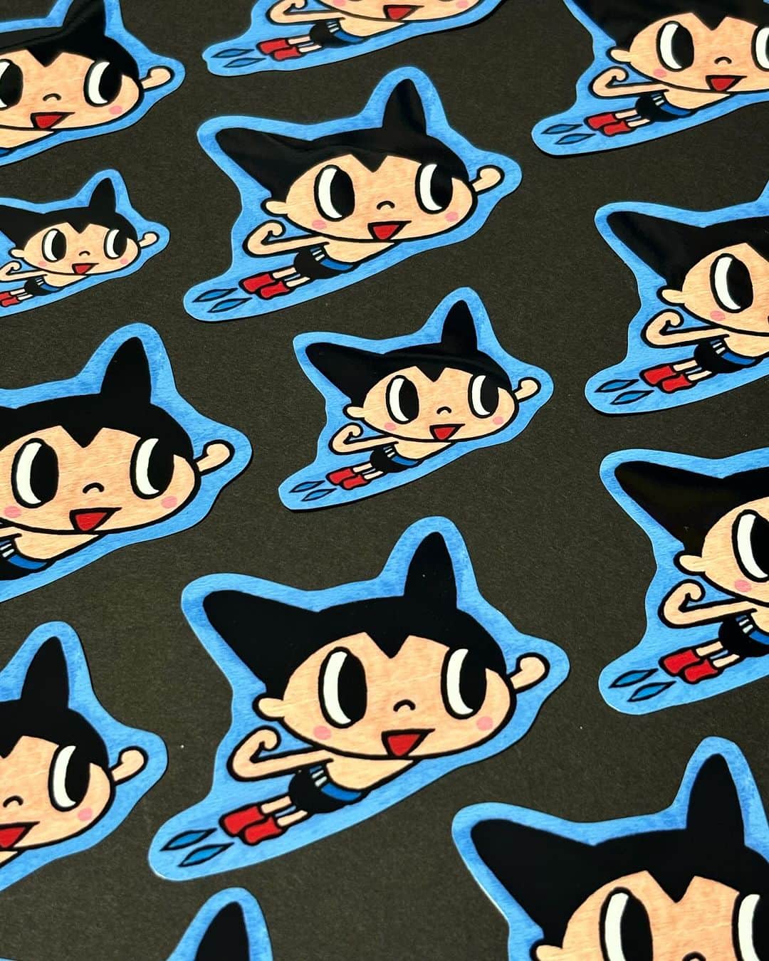 kerokerokingdxのインスタグラム：「ご安心ください！ ニャトムとサファイアのステッカーも ちょっとだけど作ってますよ〜！  ＃キチムシ」