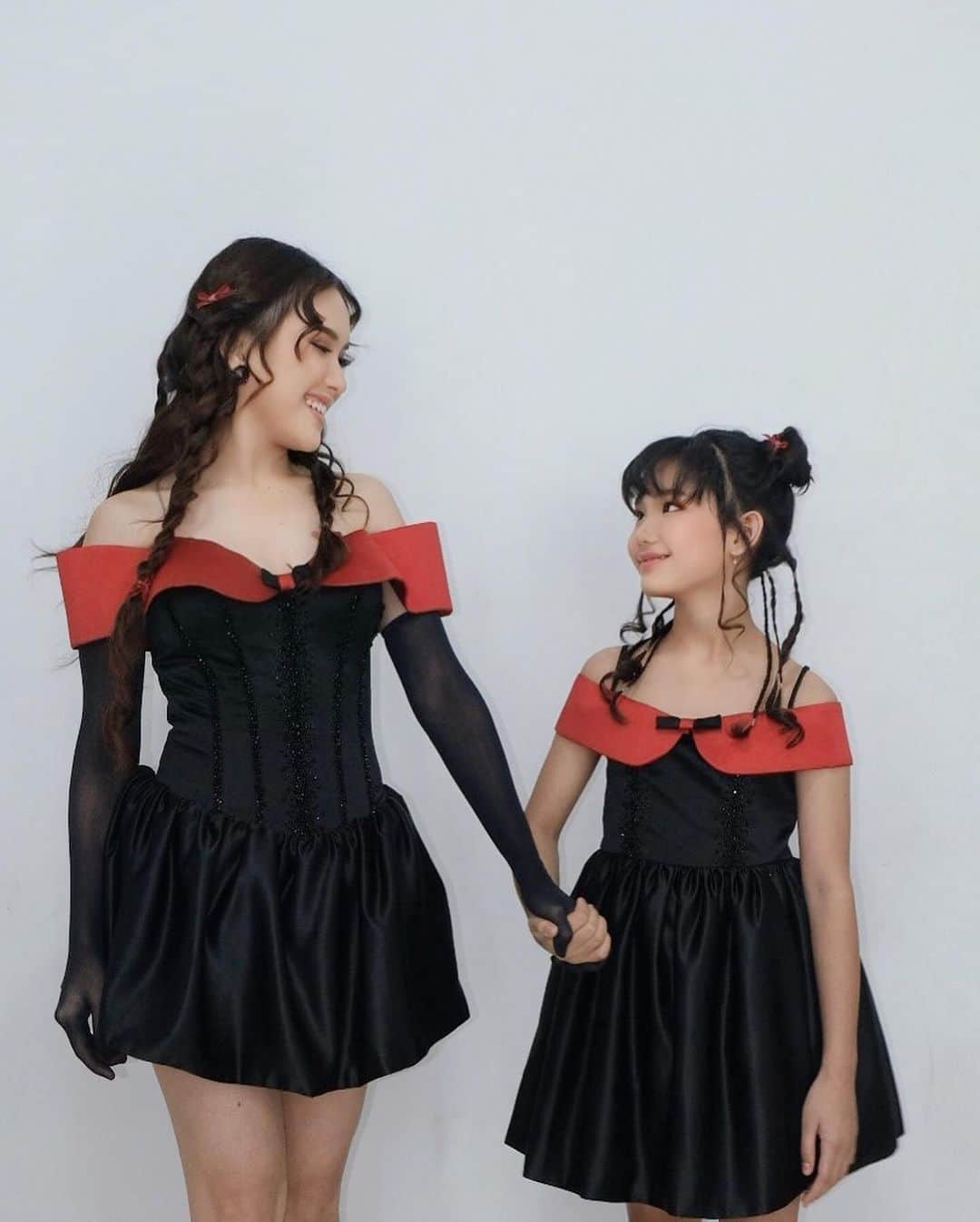 アユ・ティンティンさんのインスタグラム写真 - (アユ・ティンティンInstagram)「My baby ❤️🖤 for HUT @officialmnctv✌🏻💃 Dress costom @felissa_thung Earrings @rinaldyyunardi Make up @rama_jee Hair @kriznafahrezi Fashion Stylist @erichalamin」10月22日 10時29分 - ayutingting92