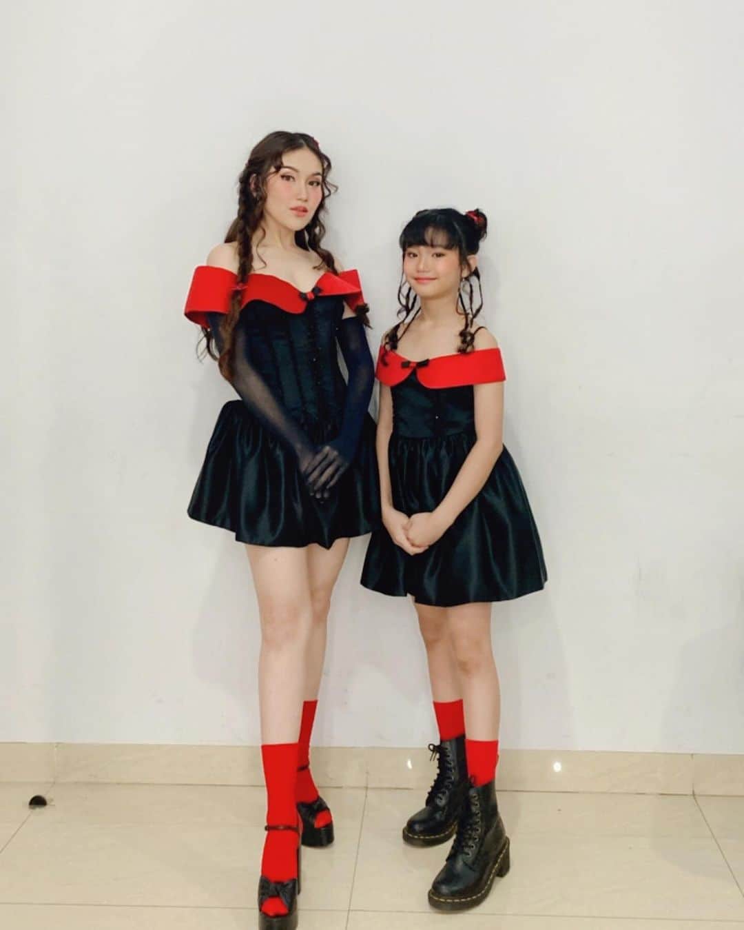 アユ・ティンティンさんのインスタグラム写真 - (アユ・ティンティンInstagram)「My baby ❤️🖤 for HUT @officialmnctv✌🏻💃 Dress costom @felissa_thung Earrings @rinaldyyunardi Make up @rama_jee Hair @kriznafahrezi Fashion Stylist @erichalamin」10月22日 10時29分 - ayutingting92