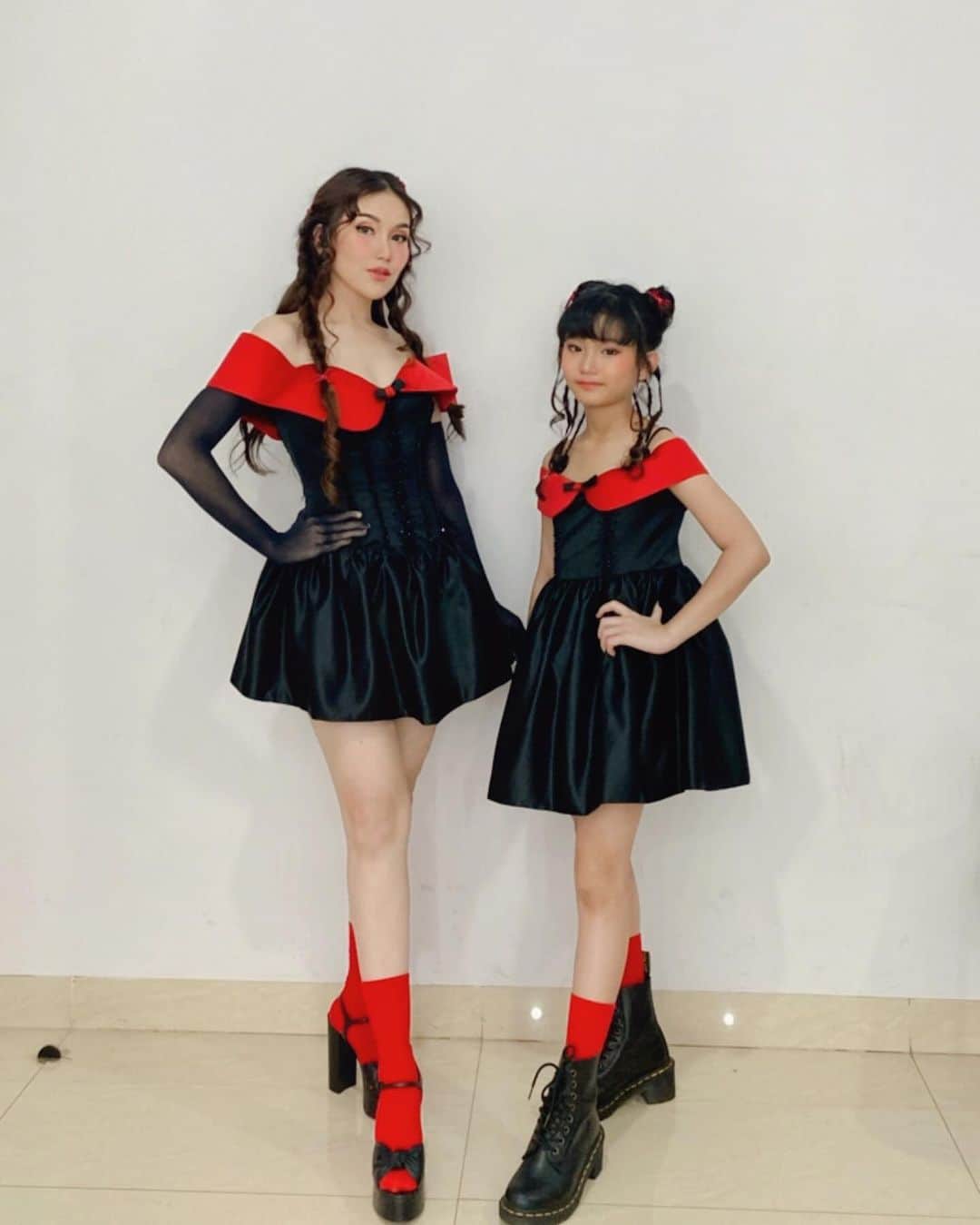 アユ・ティンティンのインスタグラム：「My baby ❤️🖤 for HUT @officialmnctv✌🏻💃 Dress costom @felissa_thung Earrings @rinaldyyunardi Make up @rama_jee Hair @kriznafahrezi Fashion Stylist @erichalamin」