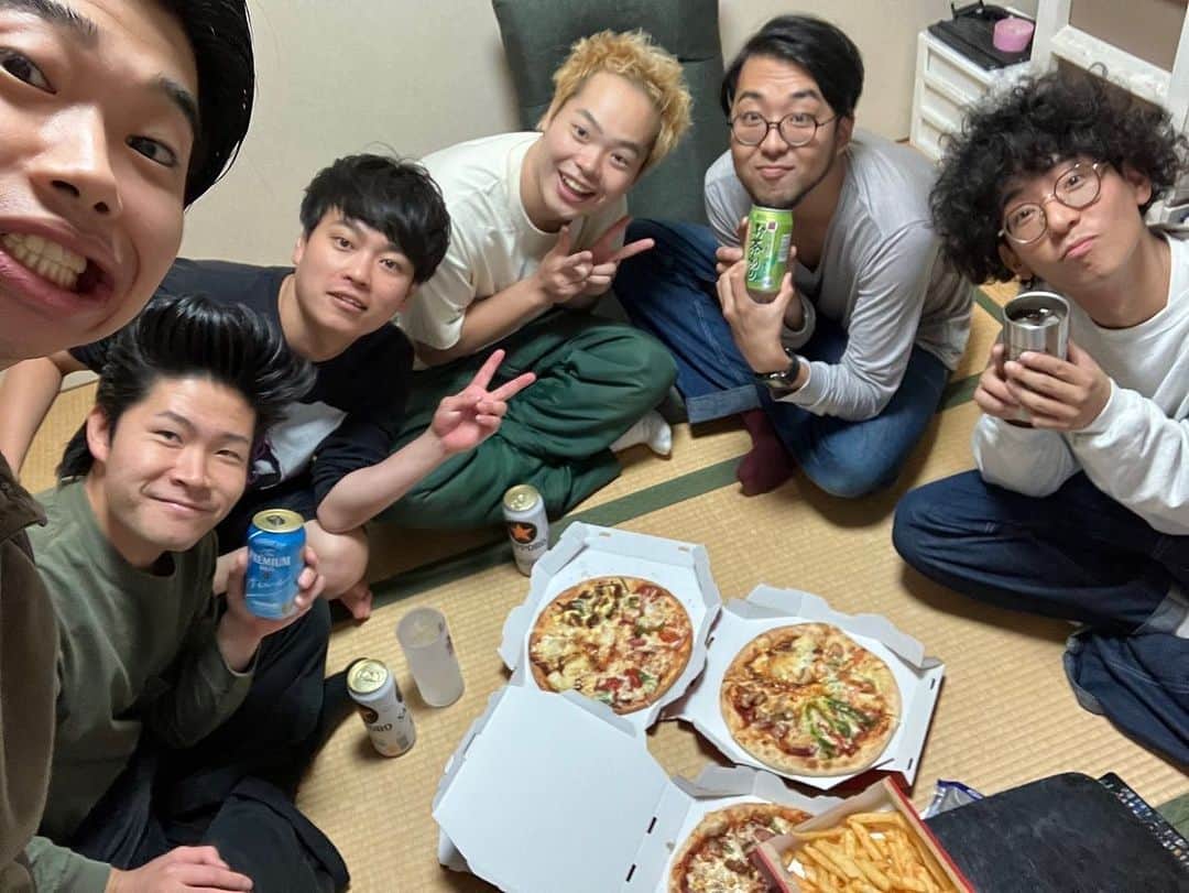 きむらバンドさんのインスタグラム写真 - (きむらバンドInstagram)「ご近所付き合い大成功！ #同じマンションのお友達 #新スポーツ #お鍋フィギュア #また見にきてね」10月22日 10時32分 - takurou_kim