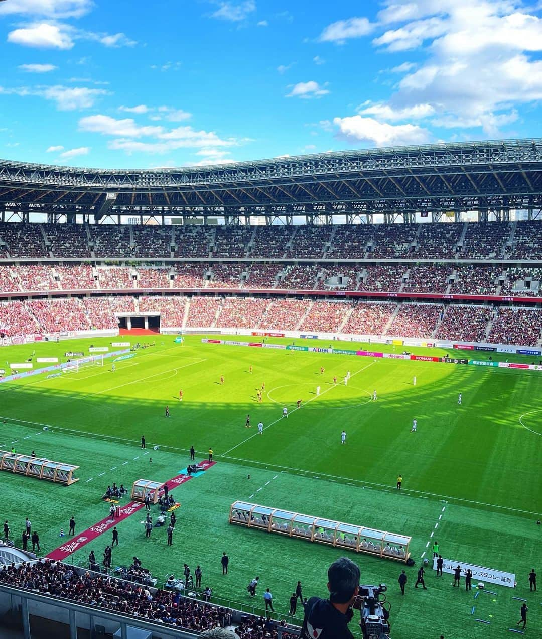 柴田幸子さんのインスタグラム写真 - (柴田幸子Instagram)「📍神戸vs鹿島⚽️＠国立  ✔︎全面的に真っ赤どこみても真っ赤🎈 首位・神戸の強さと鹿島サポの熱さ確認☝🏻  ✔︎国立の裏導線 完璧マスター😚 寝ててもたどり着くレベル。笑  ✔︎走り移動で頭ボサボサ（いつも以上🤣）  📍ソニーvs大阪ラヴィッツ🤾🏻‍♀️＠本厚木  ✔︎女子のハンドボールゲームをしっかり見たの 初めてだったかも！  ✔︎女子も男子に負けない迫力とスピードと☝🏻 シュートのカッコよさと◎  ✔︎そして嬉しい再会もあり〜😍🙌🏻  「あすりーど〜学ぶラジオ〜」でご一緒した 大阪ラヴィッツの笠松もも選手💛 （最近 黄色にご縁あります。笑）  ももさんの試合を見たい！ という思いもあって念願叶い この開幕戦を本厚木まで見に行った訳ですが😌✨  ただ女子の試合は基本関東では行われておらず  なぜなら女子チームは11チーム全て 活動拠点が西日本のチームのみ🥹 関東のチームは1つもないのですー🥲  ✔︎おりひめジャパンがアジア大会で 金メダル🥇に輝いたりと いま注目の集まる女子ハンドボール🤾🏻‍♀️  今週の番組でお届けしますねー👍🏻  #アナウンサー #フリーアナウンサー #radio #ラジオ #取材 #サッカー #ハンドボール  ・ ・」10月22日 10時32分 - shibata_sachiko