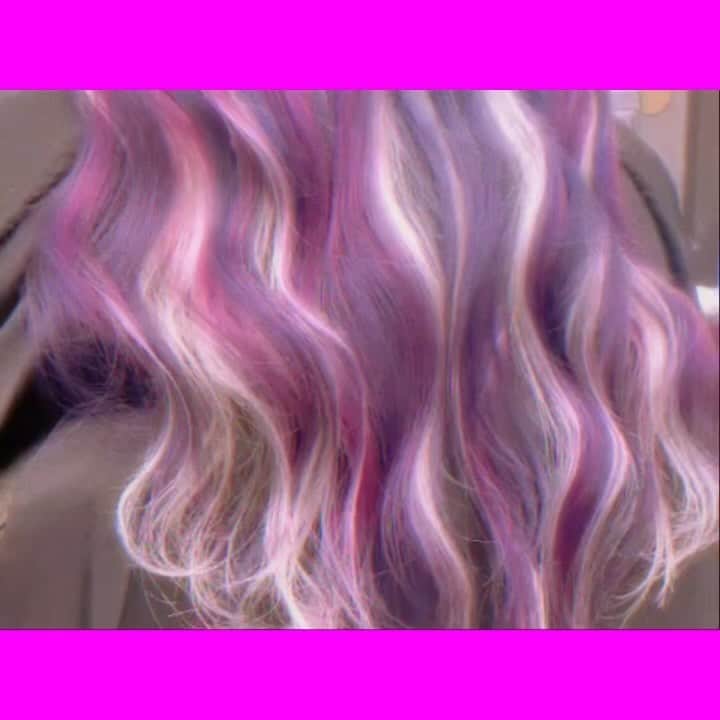 金子きょんちぃのインスタグラム：「.  新しい髪  紫×ぴんく×白 2年半ぶり紫したけど不評🤷🏼‍♀️ は？  わたしは気に入ってる！かわいい！嬉しい！ ありがとございます♡ @tnb11   #きょんちぃカラー  #派手髪 #紫髪 #不評 #早く見慣れろ #紫かわいすぎる」