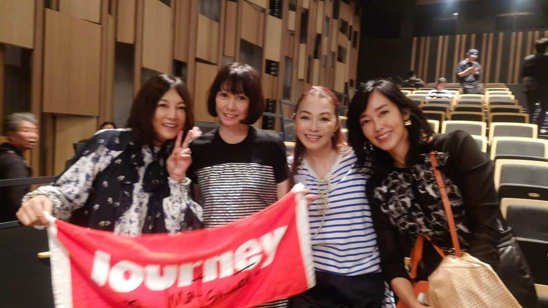 渡辺めぐみさんのインスタグラム写真 - (渡辺めぐみInstagram)「松本伊代 Live Tour 2023 "Journey"  一瞬にして、あの時代にタイムスリップしてしまう、私達でした。  伊代ちゃんのライブで、優ちゃん、ちえみちゃん、薫子ちゃんと一緒に座って見れるなんて最高の時間でした❤️❤️❤️  伊代ちゃん、歌もおしゃべりも最高⤴️⤴️⤴️  あの時代が、一瞬にして思い出されました😄⤴️  有り難う⤴️⤴️⤴️ 最高⤴️⤴️⤴️  沢山の知り合いにも、会えちゃいました。  クリスさん、トオルちゃん、神取さん、貴子さん、三浦先生にも、楽し過ぎた😄😄😄  みんなが同期で、本当に良かった❤️❤️❤️  #松本伊代 Live Tour 2023 "Journey" #クリス松村　　さん #花の82年組 #同期最高 #仲間 #大手町三井ホール @iyo14_official  @yuyuhayami  @horichiemiofficial  @kaorukoart  @yamazakitoru_official  @shinobukandori  @takaco_inoue」10月22日 10時44分 - meguheart