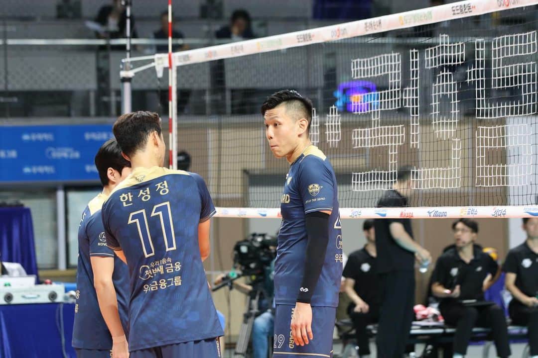 大竹壱青さんのインスタグラム写真 - (大竹壱青Instagram)「2023.10.18   Match Photos  #isseiotake  #우리카드우리won #mcdavid  #sev_sports  #lil1star  #1枚目頼れるキャプテン #2枚目いい感じのぷり尻に見える」10月22日 10時38分 - issei_otake