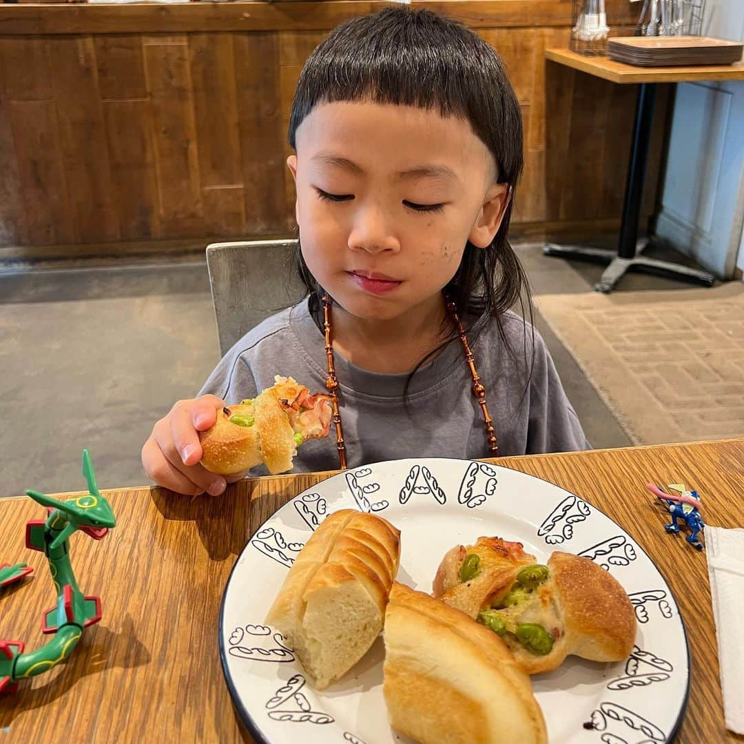 森本容子さんのインスタグラム写真 - (森本容子Instagram)「朝ごはん　セミハードパンなのに、ここなら息子必死に食べる😆美味しいね💛」10月22日 10時39分 - yocomorimoto