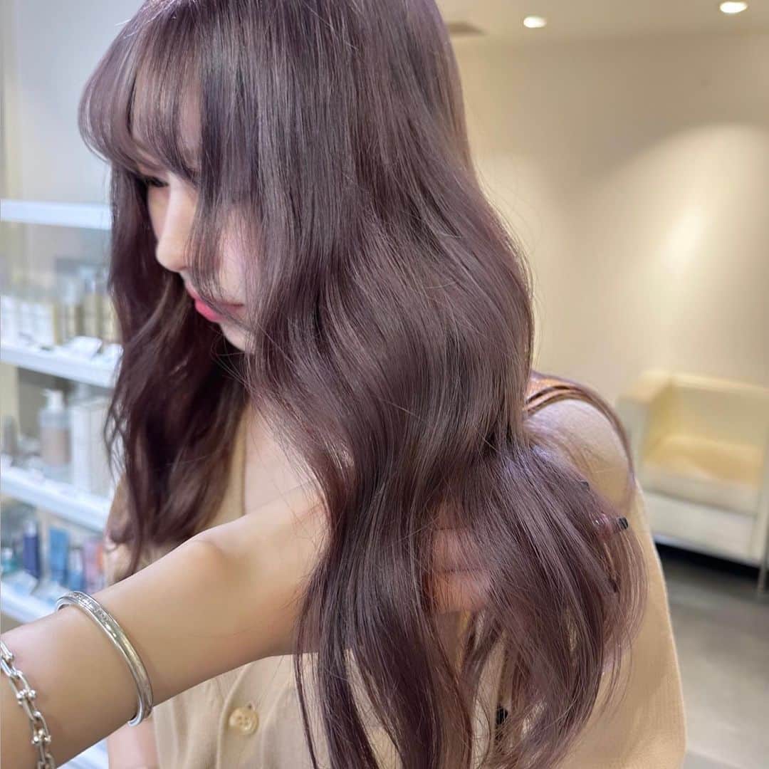 Beleza_official_instagramのインスタグラム：「暗めも可愛い、🤎♡ breach2〜 ・ 色落ちまで綺麗なカラー やわらかいカラー 一人ひとりに似合うカラー お任せください✊🌼🌟 ブリーチは誰に任せるかでダメージが 変わってきます！ ご予約はDMorホットペッパーから お願いします😉💕 Rei指名していただければ 絶対に可愛くします✊ belezaに来たことある方でもRei指名可能です😇 "また会いたい"と思わせます❗️ ・ わからないことがあればDMまでお願いします🤲  黒染め、縮毛履歴はハイブリーチメニューで ご予約ください🤲 記載のお時間より、ブリーチの抜け具合で お時間かかる場合がございます。 当日は長めに見ていただければ助かります。 お任せください♡♡」