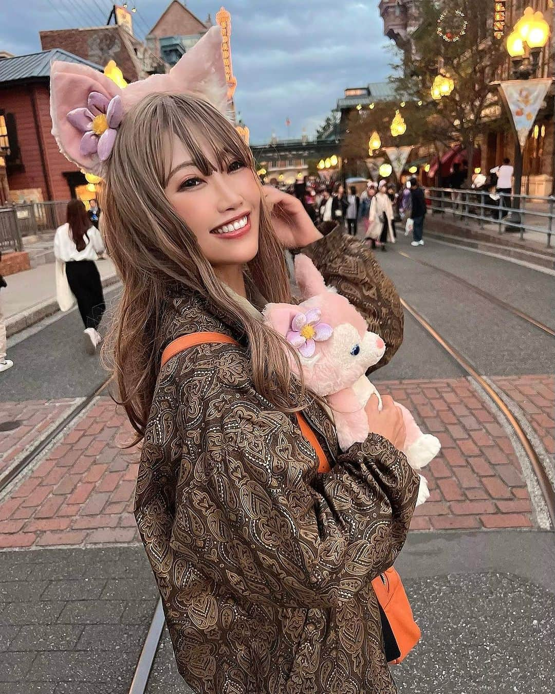 DJ YURINAのインスタグラム：「いつでも子供に戻れる場所🐭💕  ほぼ食🍖 まぁ大人がディズニー行くとそうなるよね笑 この空気を吸えるだけでスペシャル🎃 数時間だけだったけど楽しかったなぁ〜  親子で101匹のクルエラをリアルにやってる人いて白髪とかめちゃリアルで感動した✨  でも、おばあちゃんになる前にいつかベルのコスプレやりたぃ👗  #halloween #disney #disneysea #ディズニーハロウィン #ハロウィン #ハロウィン #ハロウィンコスプレ #美女と野獣 #ベル #dreamofsea #ディズニーシー #djの日常　#djyurina #dj #クラブ」