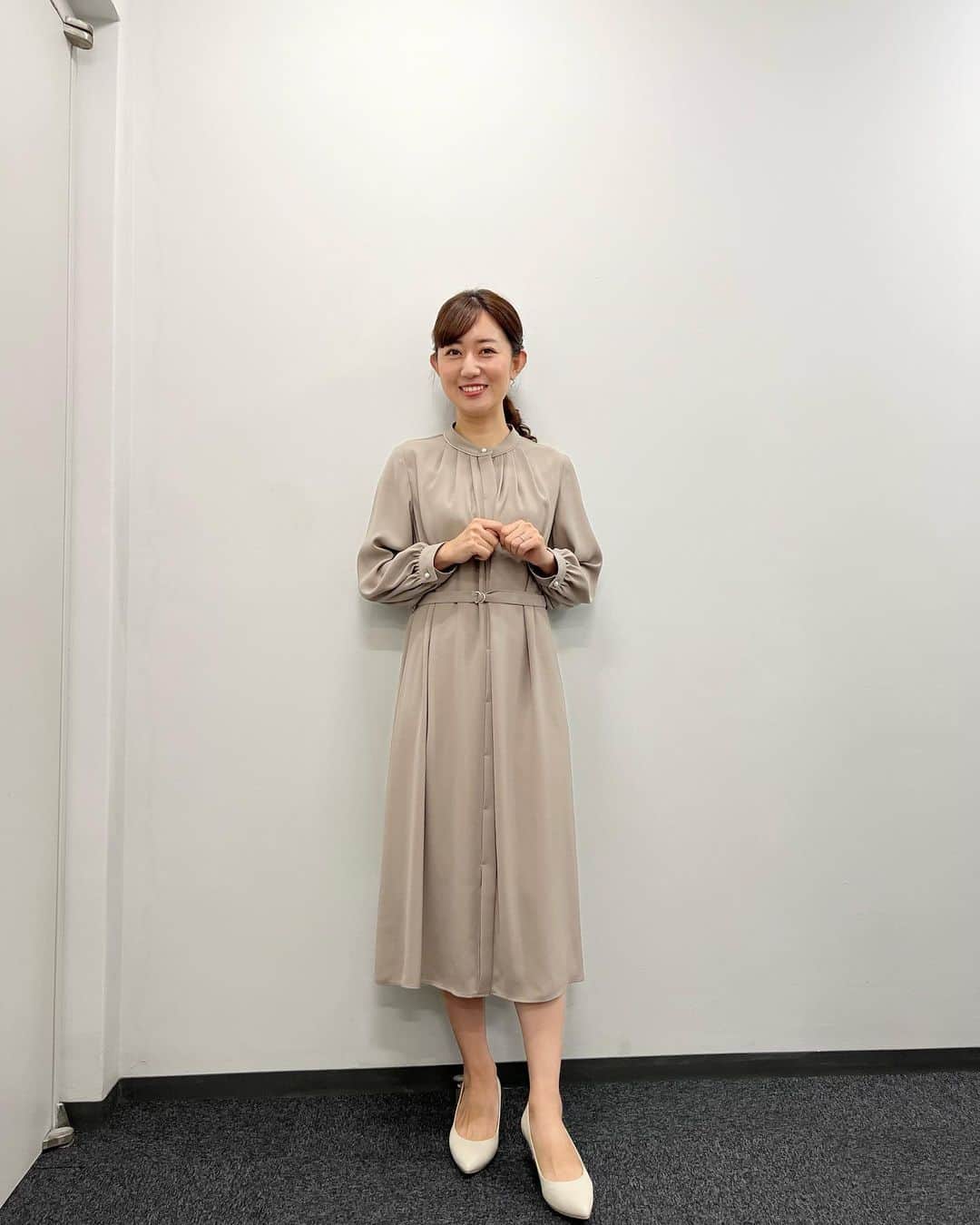 豊崎由里絵のインスタグラム：「. 本日！10月22日（日）おひる12:29〜 テレビ大阪「発見！食遺産」に出演します✨ ぜひ！ご覧ください〜😍  写真はモニフラ衣装たち。  🍀10/9(月)【水色アンサンブルニット＋白スカート】 →@nolleys_official  🍀10/10(火)【白シャツ＋グレーロングジレ＋ブラックタイトスカート】 →@cepica_official  🍀10/11(水）【白プリーツレースブラウス＋ベージュワイドパンツ】 ブラウス→@titeinthestore_official パンツ→@dresslaveofficial  🍀10/13(金)【イエローアンサンブルニット＋ダルメシアンスカート】 ニット→@titeinthestore_official スカート→@jines_official  🍀10/16(月)【水色ハイネックブラウス＋グレーツイードパンツ】 ブラウス→@geera__official パンツ→@pierrot_shop  🍀10/17(火)【ブルーニット＋ブルーチェックラップスカート】 スカート→@superiorcloset_ined_official  🍀10/18(水）【ベージュウエストシャーリングベスト＋白ギャザーブラウス＋ベージュパンツ】 →@nolleys_official  🍀10/20(金)【ベージュワンピース】 →@nolleys_official」