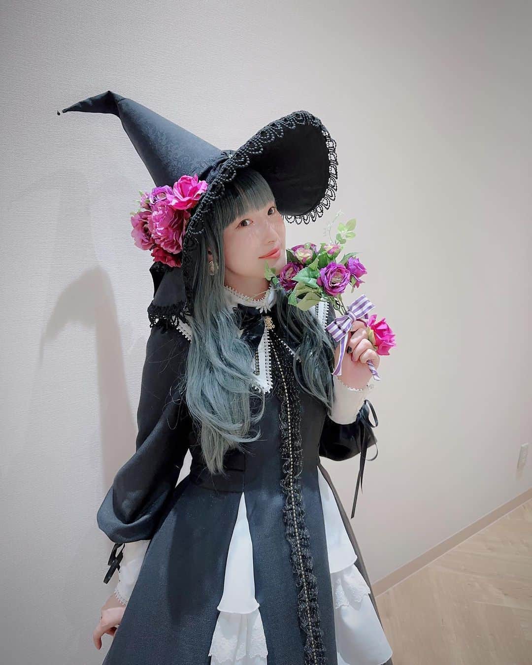 南條愛乃さんのインスタグラム写真 - (南條愛乃Instagram)「【ハロウィンナイト2023 仮装カーニバル】 DMMかりゆし水族館 2023/10/21 ⁡ ・・・ ⁡ あたくしは魔女を〜 下野さんが最初神父さんでって連絡もらってたので、白黒の衣装で合わせて前田さんが用意してくれました！ ⁡ 普段かぶる機会ないけど魔女帽はときめくよね！ いろんな魔女帽をかぶりたいのでFCかなんかでもハロウィンはイベントなり撮影なりしたら良いと思いました笑 ⁡ 造花も用意してくれてたので、マイクにくくったり、指輪につけたりしたら可愛いかも〜と提案して、アレンジしてくれました〜！ ⁡ フルウィッグも久々に用意してみました。 よくこれでフルライブしてたなぁ！！！ あつ！おも！ ⁡ メイクも、澤西さんがキラキラつけてくれたりして、可愛く仕上げてくれました🧙‍♀️✨ ⁡ 満足〜🪄 ⁡ ・・・ ⁡ 衣装 前田千佳子さん ヘアメイク @yumikasawanishi」10月22日 10時50分 - nanjolno