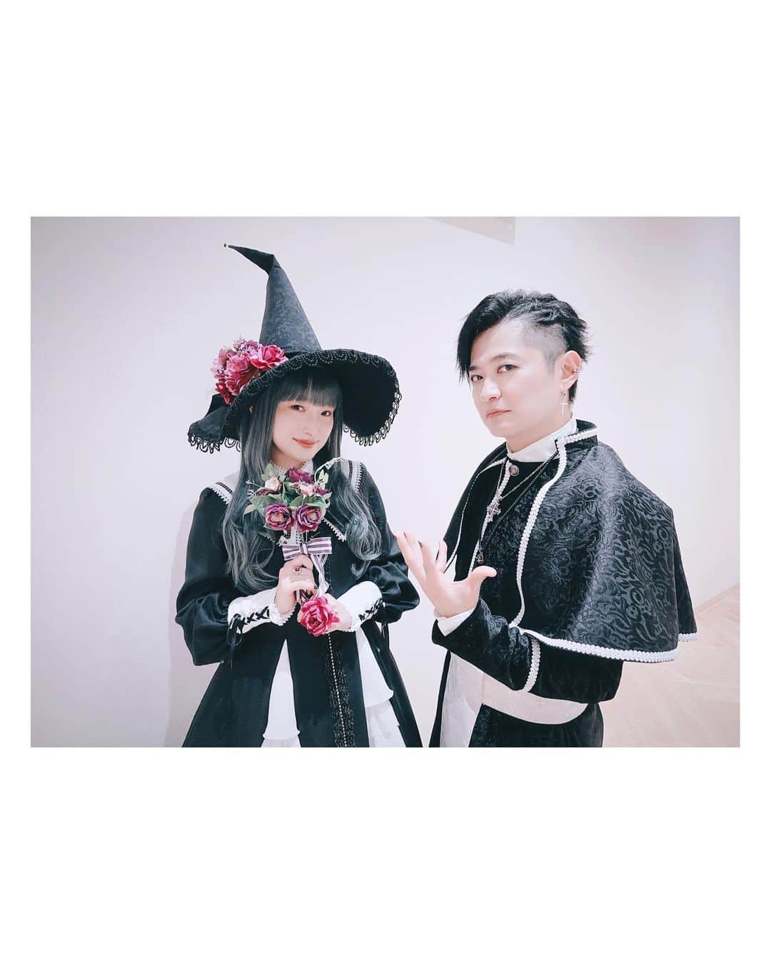 南條愛乃さんのインスタグラム写真 - (南條愛乃Instagram)「【ハロウィンナイト2023 仮装カーニバル】 DMMかりゆし水族館 2023/10/21 ⁡ ・・・ ⁡ あたくしは魔女を〜 下野さんが最初神父さんでって連絡もらってたので、白黒の衣装で合わせて前田さんが用意してくれました！ ⁡ 普段かぶる機会ないけど魔女帽はときめくよね！ いろんな魔女帽をかぶりたいのでFCかなんかでもハロウィンはイベントなり撮影なりしたら良いと思いました笑 ⁡ 造花も用意してくれてたので、マイクにくくったり、指輪につけたりしたら可愛いかも〜と提案して、アレンジしてくれました〜！ ⁡ フルウィッグも久々に用意してみました。 よくこれでフルライブしてたなぁ！！！ あつ！おも！ ⁡ メイクも、澤西さんがキラキラつけてくれたりして、可愛く仕上げてくれました🧙‍♀️✨ ⁡ 満足〜🪄 ⁡ ・・・ ⁡ 衣装 前田千佳子さん ヘアメイク @yumikasawanishi」10月22日 10時50分 - nanjolno