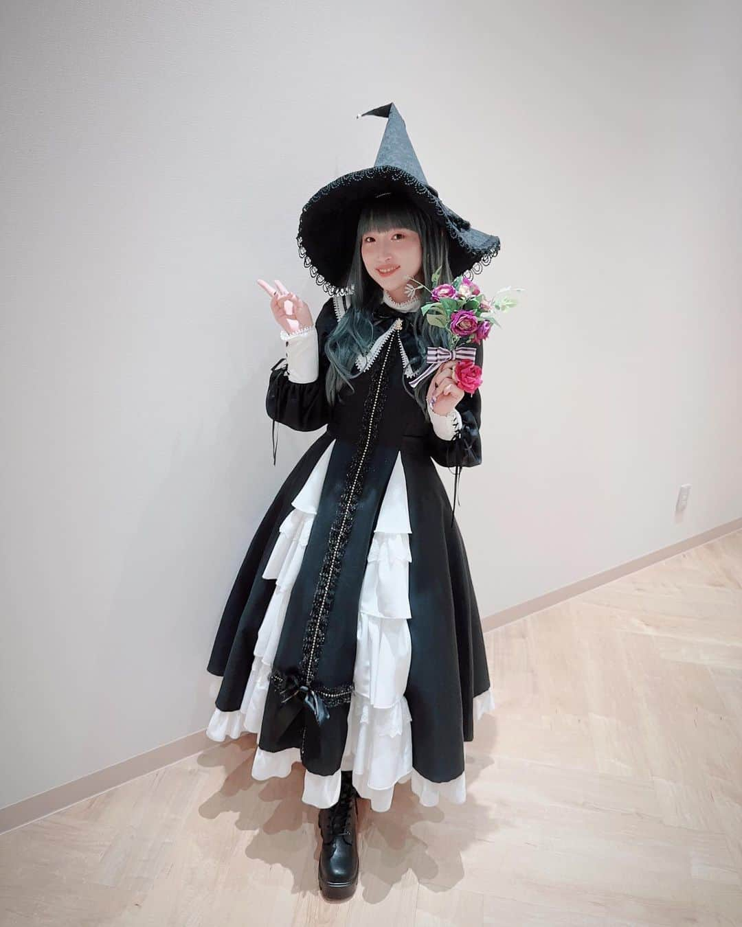 南條愛乃さんのインスタグラム写真 - (南條愛乃Instagram)「【ハロウィンナイト2023 仮装カーニバル】 DMMかりゆし水族館 2023/10/21 ⁡ ・・・ ⁡ あたくしは魔女を〜 下野さんが最初神父さんでって連絡もらってたので、白黒の衣装で合わせて前田さんが用意してくれました！ ⁡ 普段かぶる機会ないけど魔女帽はときめくよね！ いろんな魔女帽をかぶりたいのでFCかなんかでもハロウィンはイベントなり撮影なりしたら良いと思いました笑 ⁡ 造花も用意してくれてたので、マイクにくくったり、指輪につけたりしたら可愛いかも〜と提案して、アレンジしてくれました〜！ ⁡ フルウィッグも久々に用意してみました。 よくこれでフルライブしてたなぁ！！！ あつ！おも！ ⁡ メイクも、澤西さんがキラキラつけてくれたりして、可愛く仕上げてくれました🧙‍♀️✨ ⁡ 満足〜🪄 ⁡ ・・・ ⁡ 衣装 前田千佳子さん ヘアメイク @yumikasawanishi」10月22日 10時50分 - nanjolno