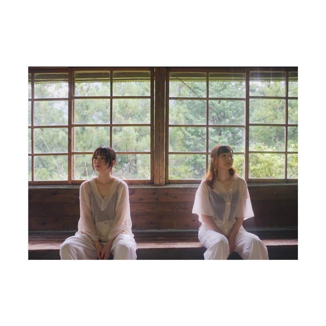 神田莉緒香のインスタグラム：「--- 先週の日曜日に投稿しました、 慶との秋のカバー動画はもう観てくれましたか？  楓 / スピッツ 燈 / 崎山蒼志 の2曲です。  秋の気配はまだ遠い8月に 飯田線の秘境駅、小和田で撮影してきました。 ひっそりと、でもしっかりと大自然の中で発生している 様々な"あかり"が美しい時間だったな。 途中で降ってきた天気雨も良い思い出です。笑  「夏に秘境の近くに行くんだけど、どうかな？」 という提案にすぐに「いいね！」と言ってくれて なんなら夏の曲を決めるよりも先にこの話をしていたね。笑 そして今回もサポートに来てくれたしーちゃん、 今回も頼もしかった…！ 二人ともありがとう！  原曲のピアノ演奏が素晴らしいので なるべく再現したい…！と奮闘したり、 いつだって心に潤いをくれる慶の歌声が 今回も素晴らしかったり。 この秋はぜひ何度でも聴いてみてください🍃🫧  次は冬！  . #神田莉緒香 #竹渕慶  #飯田線 #小和田駅」
