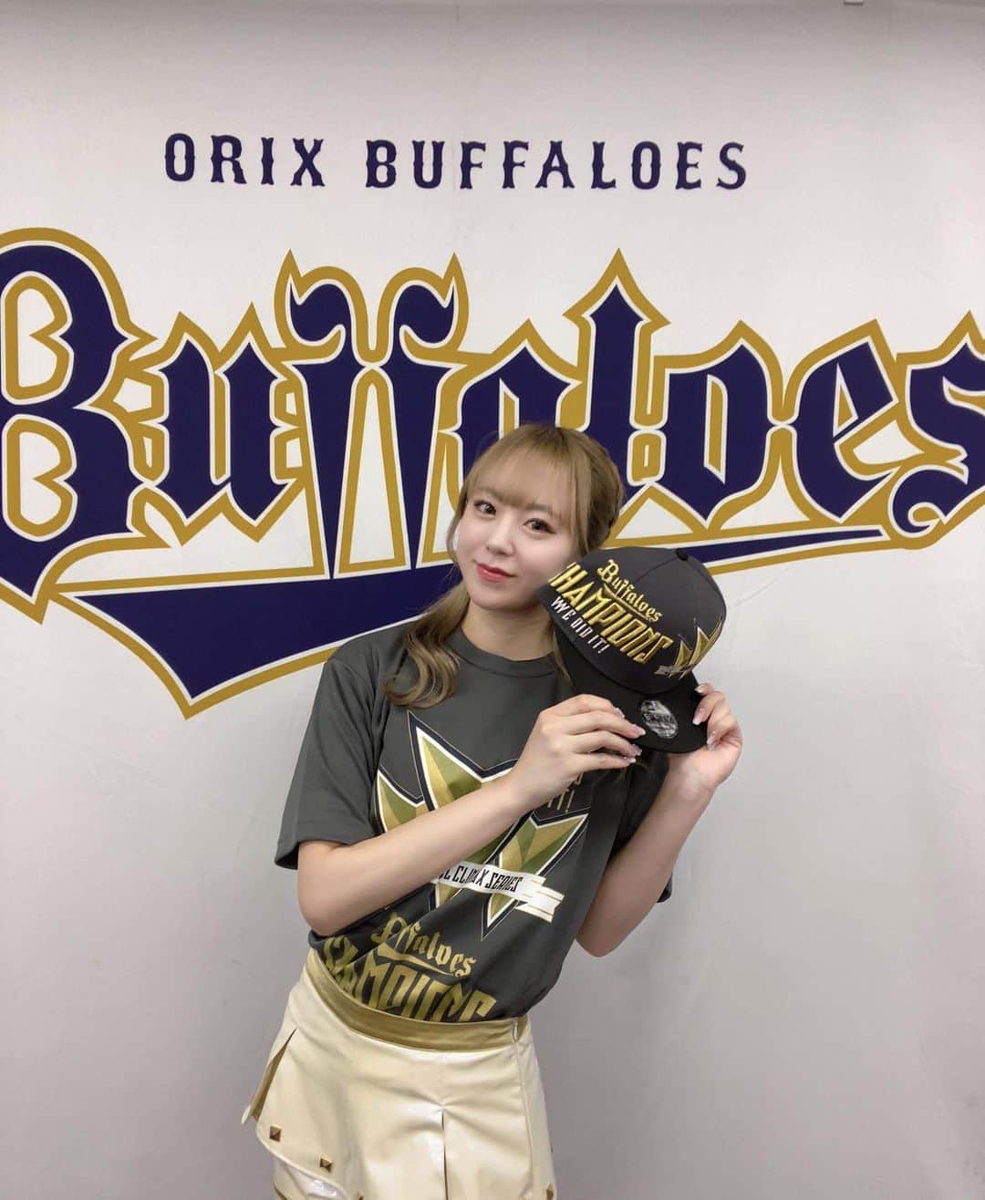 INAのインスタグラム：「SMBC日本シリーズ2023進出決定🎊🏆  関西ダービーが現実に。🤜🏻🤛🏻 バファローズに熱い熱いご声援よろしくお願いします🤝🏻🔥🔥🔥🔥🔥🔥🔥🔥🔥🔥  . . . . #オリックス #BsGirls #BsGirls10th💎 #Bs2023 #baseball #プロ野球  #ina_355 #orix #buffaloes #オリ姫 #野球好きな人と繋がりたい #野球好き #野球女子 #パリーグ #阪神タイガース #関西ダービー」