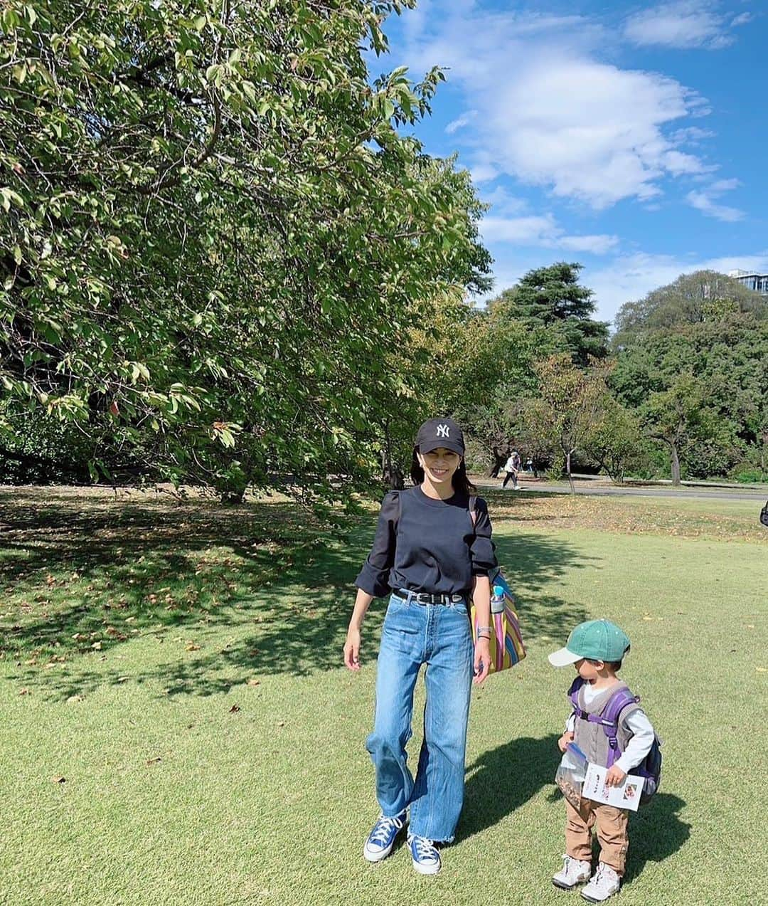 安田美沙子さんのインスタグラム写真 - (安田美沙子Instagram)「次男の遠足でした🍂  長男の時は行事が少ないタイミングでもあったから。、 こうして過ごせるのが貴重☺️🤍  入園した時は、お話もうまくできなかったのに。  クラスのお友達と、自然と笑顔であそぶ様子が見れて。。  楽しい毎日を送ってるんだなって✨  おやつを交換したり、芝生を1人が走り出すとみーんな それについていって。。。  みんなかわいすぎた😭❤️❤️❤️  素敵な先生や、お友達に恵まれて感謝だね✨  ドングリの帽子あつめにはまる息子。  この日だけは、トイレが不安でおむつ。笑  最後はこれが食べたい！と言った後急いでトイレへ。  芝生でゴロゴロまた、家族でもしにいこうね！  #遠足 #ママ友が写真撮ってくれた❤️ #にいにいのジョーダン #一枚目鼻ほじってた」10月22日 10時54分 - yasuda_misako