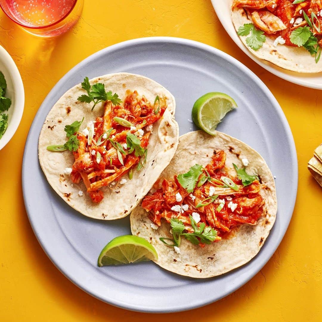Food & Wineさんのインスタグラム写真 - (Food & WineInstagram)「There are many recipes for tinga, the smoky Mexican tomato sauce, but this one is especially easy, calling for just a handful of simple ingredients. Pick up some tortillas and make yourself some Chicken Tinga Tacos at the link in bio.   🌮: @jennlouis, 🥄: @dianachistruga」10月22日 11時25分 - foodandwine