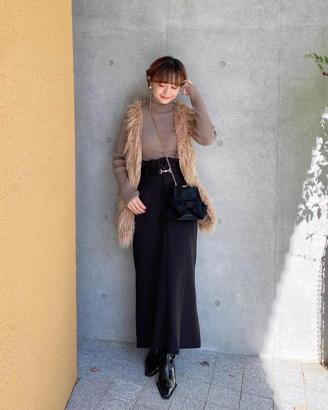 yukichi_yukiさんのインスタグラム写真 - (yukichi_yukiInstagram)「#PR #styledoor   上下EmmaTaylorのお洋服だった日🤍  ピタッとしてるけど体のラインが綺麗に見えるニット！ タイトスカートと相性めちゃよかったです🤍  もちろんデニムスタイルとかにも合いそう🫶🏻  knit, skirt: @styledoor_official #styledoor  #きれいめカジュアル#タイトスカート#ロングスカート#秋コーデ#秋服#シンプルコーデ#ファーベスト#ショートブーツ#デート服#大人カジュアル#ニット  #ゆきちゆき #ゆきちふく」10月22日 10時56分 - yukichi_yuki