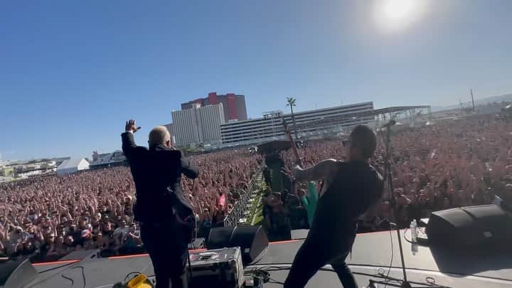 ジョン・フェルドマンのインスタグラム：「Thank you @whenwewereyoungfest for having @goldfingermusic WHAT A SHOW!! 🤘 @imseanakhavan」