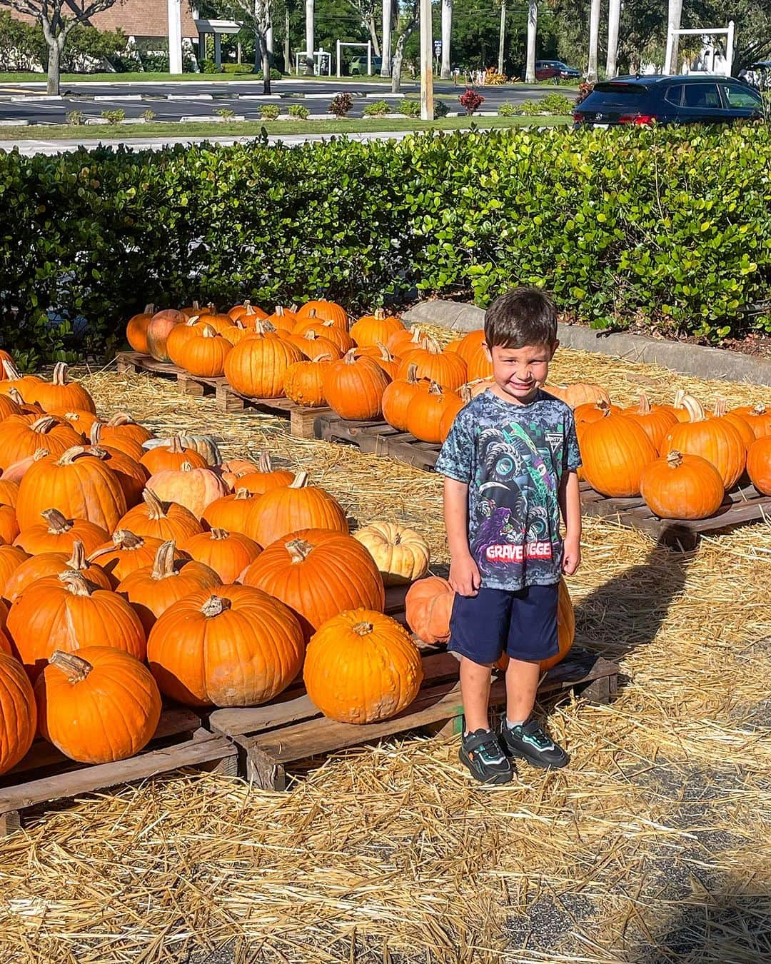 カーラ・オッサさんのインスタグラム写真 - (カーラ・オッサInstagram)「Aunt “cachetes” visiting, pumpkin carving, lots of love and awesome memories 💕🌟😍🎃」10月22日 11時09分 - carla_ossa_official