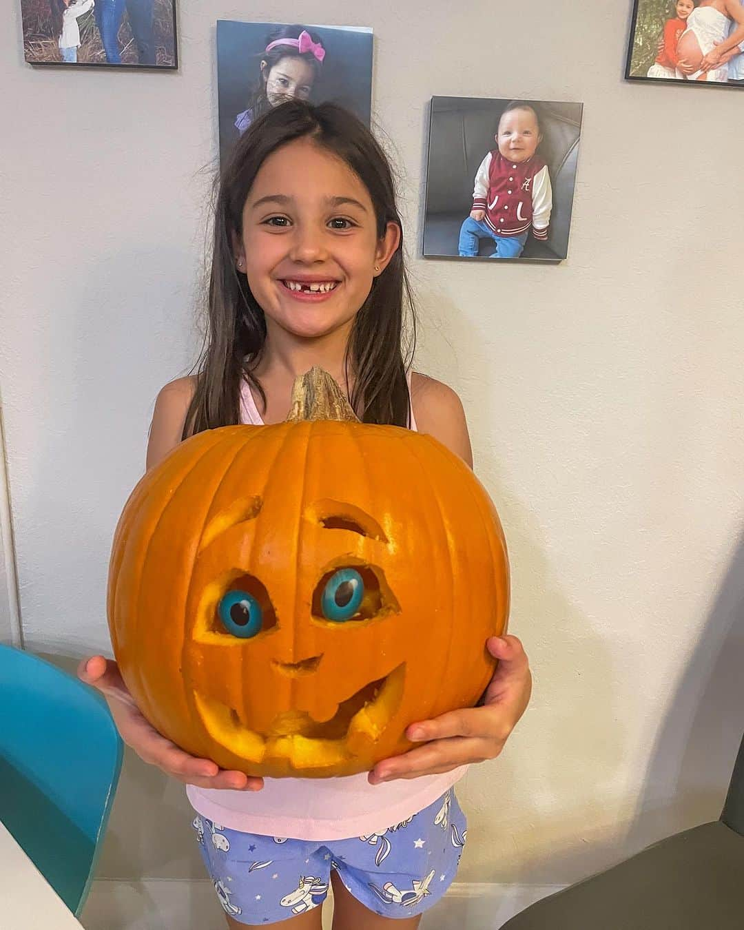 カーラ・オッサさんのインスタグラム写真 - (カーラ・オッサInstagram)「Aunt “cachetes” visiting, pumpkin carving, lots of love and awesome memories 💕🌟😍🎃」10月22日 11時09分 - carla_ossa_official