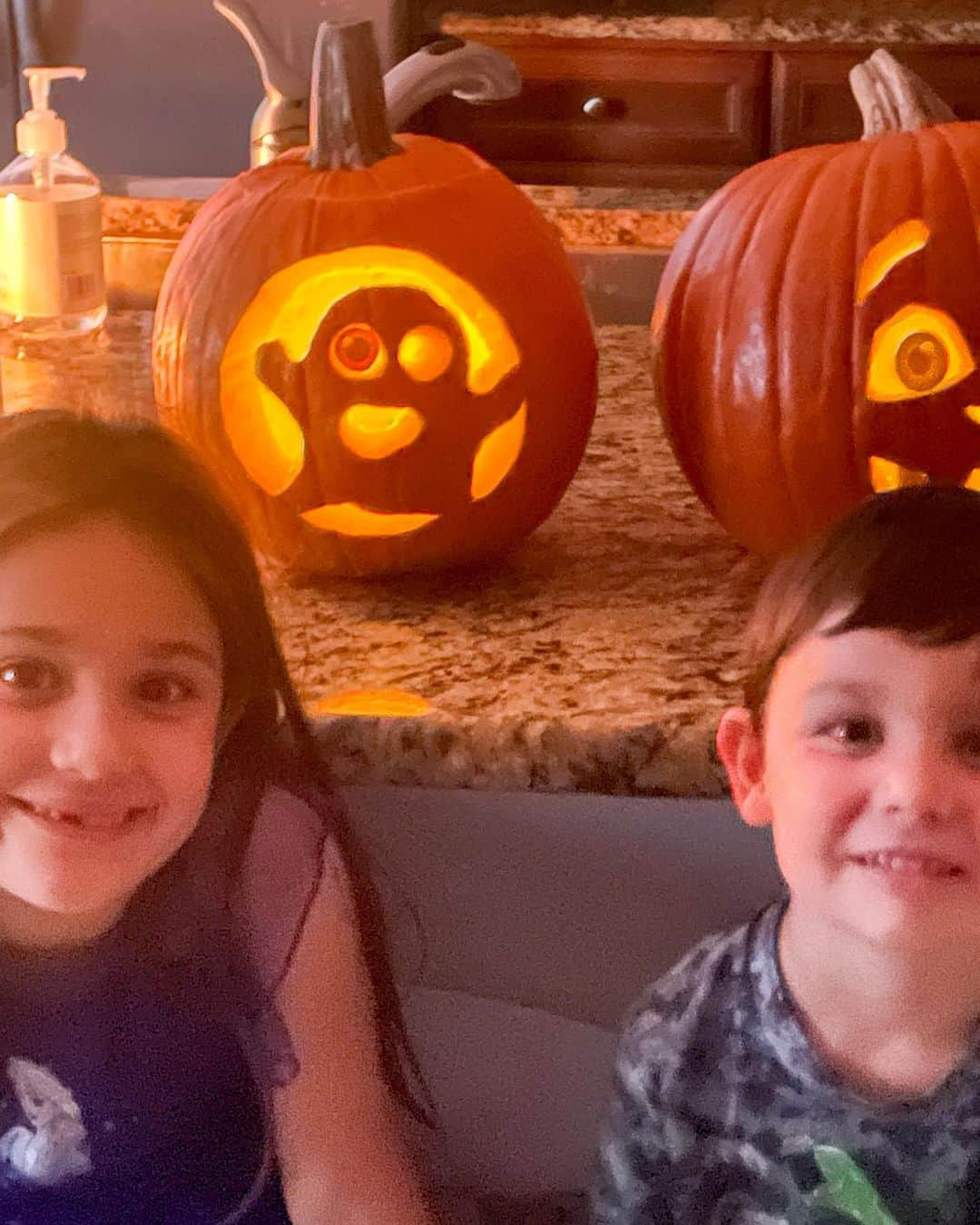 カーラ・オッサさんのインスタグラム写真 - (カーラ・オッサInstagram)「Aunt “cachetes” visiting, pumpkin carving, lots of love and awesome memories 💕🌟😍🎃」10月22日 11時09分 - carla_ossa_official