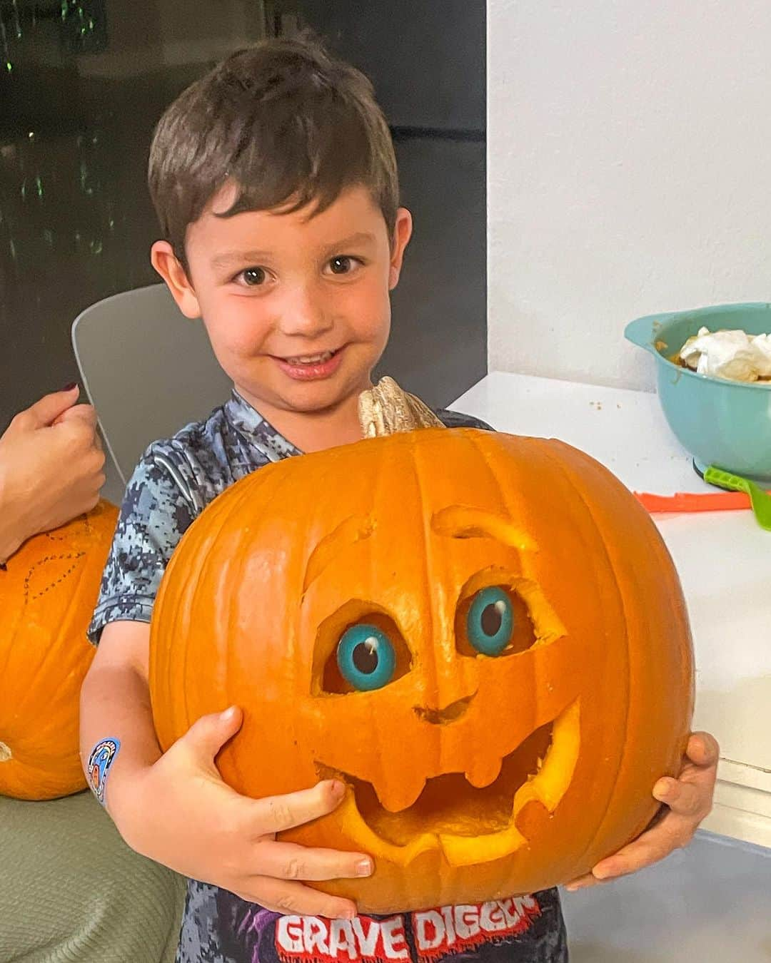 カーラ・オッサさんのインスタグラム写真 - (カーラ・オッサInstagram)「Aunt “cachetes” visiting, pumpkin carving, lots of love and awesome memories 💕🌟😍🎃」10月22日 11時09分 - carla_ossa_official