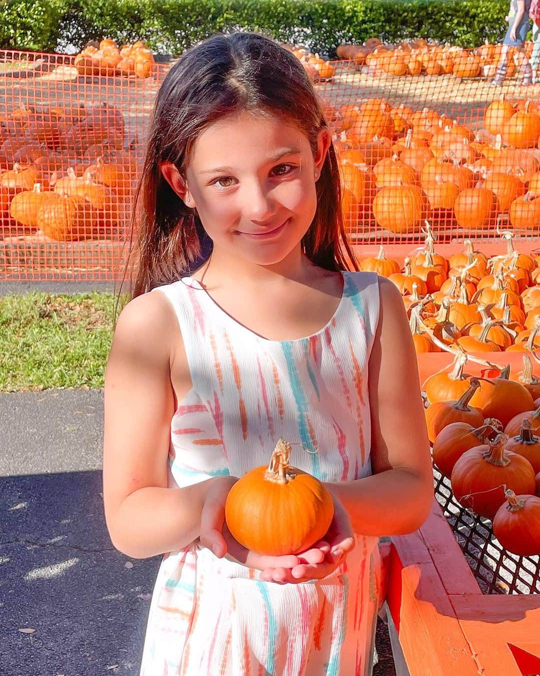 カーラ・オッサさんのインスタグラム写真 - (カーラ・オッサInstagram)「Aunt “cachetes” visiting, pumpkin carving, lots of love and awesome memories 💕🌟😍🎃」10月22日 11時09分 - carla_ossa_official