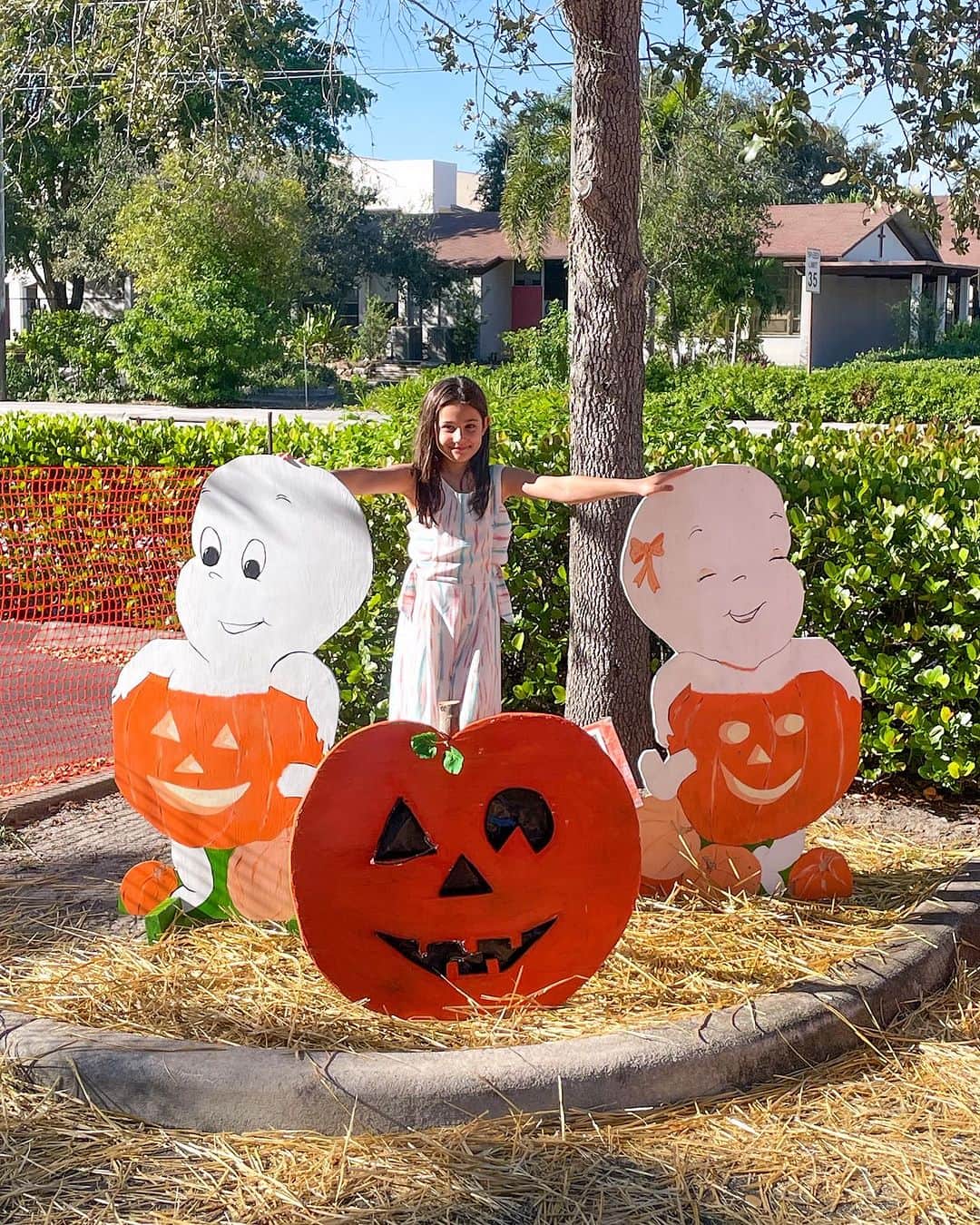 カーラ・オッサさんのインスタグラム写真 - (カーラ・オッサInstagram)「Aunt “cachetes” visiting, pumpkin carving, lots of love and awesome memories 💕🌟😍🎃」10月22日 11時09分 - carla_ossa_official