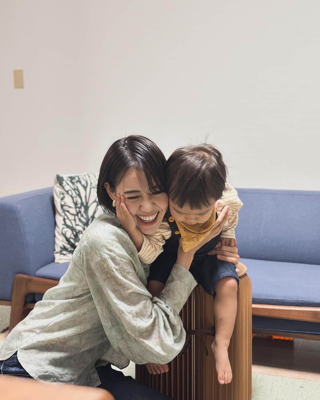 MARIEさんのインスタグラム写真 - (MARIEInstagram)「仁が産まれて来てくれてから、 あっという間に2年が経ちました✨ ⁡ ⁡ 間違いなく人生で1番幸せな2年間で、 ここまで命を繋いでくれた両親や サポートしてくれる義両親や友人など 周りの方々に感謝の気持ちで溢れています🍃  自分の事ばかりだった私が初めて人の為に行動できて、 愛する喜びと幸せを教えてくれた存在。 ⁡ ⁡ 1歳の誕生日と違って飾り付けもしていないし ケーキも普通のだけど🤣 両親やお義母さんがお祝いに来てくれて プレゼントを貰ったり遊びに連れて行ってもらったり 大喜びな2日間でした🤍 ⁡ わんぱくすぎて一緒に写真もまともに撮れないし 隙あらばあたまごっつんこされるけど大好きだよ〜！　　　  #2歳誕生日#2歳男の子#男の子ママ#2歳男の子ママ」10月22日 11時10分 - marie.328