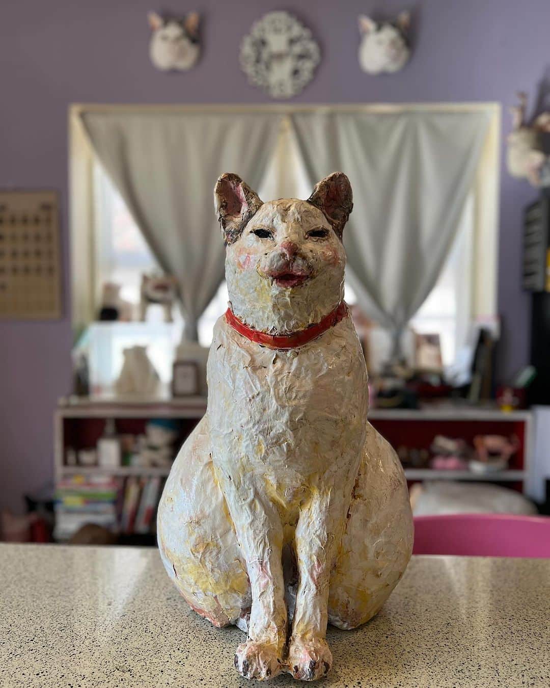 Kachimo Yoshimatsuさんのインスタグラム写真 - (Kachimo YoshimatsuInstagram)「作家のなかむらきりんさんから、 ヨウカンさんが亡くなった時に お借りしたきりんさんが作った ヨウカンさん｡ 今きりんさんが、吉祥寺のカフェひととてまで、28日まで個展やってるので、これを機にお返ししようと｡ ヨウカンさんが亡くなった時、 この張子のヨウカンさんに どれほど助けられたか。 やっと、お返しが出来ます。 ありがとうきりんさん｡  きりんさんの展示は、 吉祥寺　cafeひととてま にて 10月28日まで  #うちの猫ら #yohkan #なかむらきりん #猫 #ねこ #ニャンスタグラム #にゃんすたぐらむ #ねこのきもち #cat #ネコ #catstagram #ネコ部 http://kachimo.exblog.jp」10月22日 11時03分 - kachimo