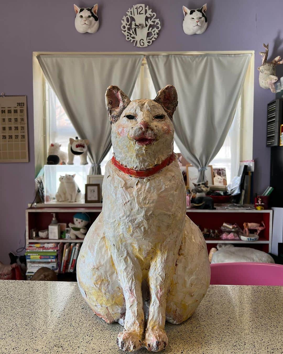 Kachimo Yoshimatsuさんのインスタグラム写真 - (Kachimo YoshimatsuInstagram)「作家のなかむらきりんさんから、 ヨウカンさんが亡くなった時に お借りしたきりんさんが作った ヨウカンさん｡ 今きりんさんが、吉祥寺のカフェひととてまで、28日まで個展やってるので、これを機にお返ししようと｡ ヨウカンさんが亡くなった時、 この張子のヨウカンさんに どれほど助けられたか。 やっと、お返しが出来ます。 ありがとうきりんさん｡  きりんさんの展示は、 吉祥寺　cafeひととてま にて 10月28日まで  #うちの猫ら #yohkan #なかむらきりん #猫 #ねこ #ニャンスタグラム #にゃんすたぐらむ #ねこのきもち #cat #ネコ #catstagram #ネコ部 http://kachimo.exblog.jp」10月22日 11時03分 - kachimo