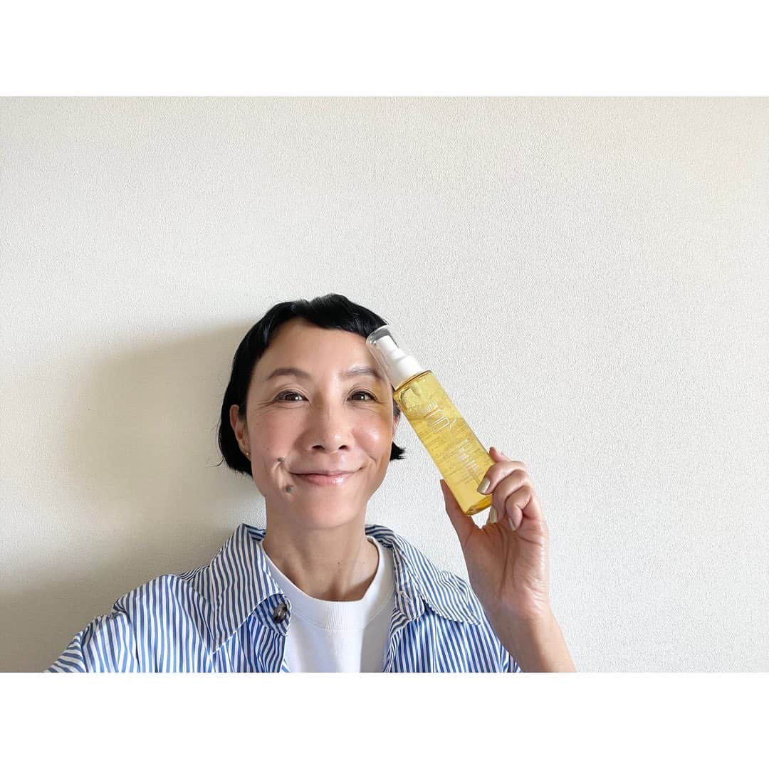 はなさんのインスタグラム写真 - (はなInstagram)「朝晩の新習慣❣️haruスカルプエッセンス100をフリフリしてからシュワっと✨頭皮にも気持ち良く、栄養を💆🏻‍♀️ 100％天然由来の育毛剤だから安心です😃さて、今日は大好きなfun day, Sunday🌞Have a lovely day❤️ #haru #haruスカルプエッセンス100」10月22日 11時05分 - hanalovestaco