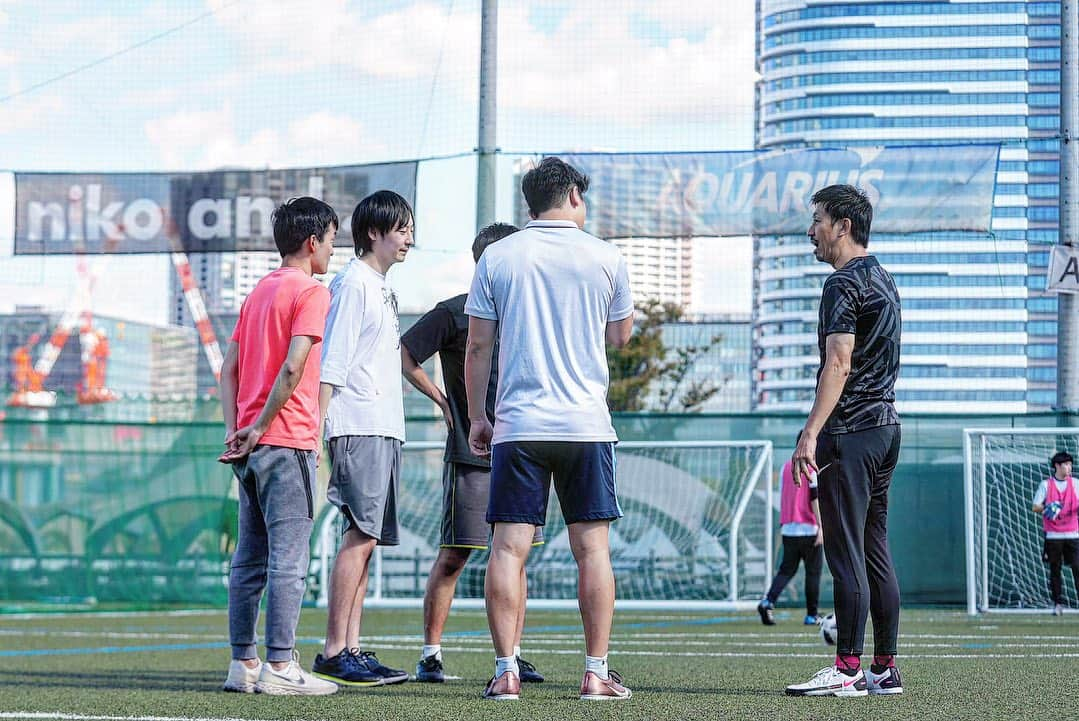 百瀬俊介さんのインスタグラム写真 - (百瀬俊介Instagram)「秋らしくない夏の陽気の土曜日！  10月も残り一週間というのに暑かったぁ☀️  昨日はMIFA豊洲でコネクト・サッカー部の練習に参加！  平均年齢26.5歳という我が社サッカー部は若手中心でとにかく活動的です。  11月は大会も控えているらしくその大会に向けて意気込むメンバーたち🔥🔥🔥  仕事以外にこうして会社の仲間が集まる機会を作り夢中になれることを創るスタッフたちを見てただただ喜びであります。  昨今、会社終わりの飲み会やランチの誘いなどこれはパワハラになるという声もありますが仕事以外の繋がりは持つことが難しい世の中なイメージだけどコネクトにおいては真逆！  わりとイベント好きが多く、集まることを好むスタッフが多いことは会社の成長にとって貴重なことだし一歩前進に大きく影響すると思います。  仕事の枠を超えてチームワークが生まれ助け合いが生まれる！  共に経験を積みながらノウハウの蓄積が僕らの財産となる！  当たり前ではない環境を一人一人が生み出し求める環境に寄り添えることはとても幸せなことだなとひしひしと感じながら初のコネクト・サッカー部、練習の参加でした！  2時間ぶっ通しのゲームはキツイけど楽しかったぁ〜  怪我にはくれぐれも気を付けて勝ち負けよりみんなが一致団結、共に過ごす時間を楽しんでもらいたいと思います。  #コネクト #コネクトサッカー部 #若手中心 #人財という仲間たち」10月22日 11時07分 - momose_shunsuke