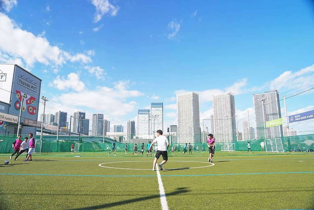 百瀬俊介さんのインスタグラム写真 - (百瀬俊介Instagram)「秋らしくない夏の陽気の土曜日！  10月も残り一週間というのに暑かったぁ☀️  昨日はMIFA豊洲でコネクト・サッカー部の練習に参加！  平均年齢26.5歳という我が社サッカー部は若手中心でとにかく活動的です。  11月は大会も控えているらしくその大会に向けて意気込むメンバーたち🔥🔥🔥  仕事以外にこうして会社の仲間が集まる機会を作り夢中になれることを創るスタッフたちを見てただただ喜びであります。  昨今、会社終わりの飲み会やランチの誘いなどこれはパワハラになるという声もありますが仕事以外の繋がりは持つことが難しい世の中なイメージだけどコネクトにおいては真逆！  わりとイベント好きが多く、集まることを好むスタッフが多いことは会社の成長にとって貴重なことだし一歩前進に大きく影響すると思います。  仕事の枠を超えてチームワークが生まれ助け合いが生まれる！  共に経験を積みながらノウハウの蓄積が僕らの財産となる！  当たり前ではない環境を一人一人が生み出し求める環境に寄り添えることはとても幸せなことだなとひしひしと感じながら初のコネクト・サッカー部、練習の参加でした！  2時間ぶっ通しのゲームはキツイけど楽しかったぁ〜  怪我にはくれぐれも気を付けて勝ち負けよりみんなが一致団結、共に過ごす時間を楽しんでもらいたいと思います。  #コネクト #コネクトサッカー部 #若手中心 #人財という仲間たち」10月22日 11時07分 - momose_shunsuke