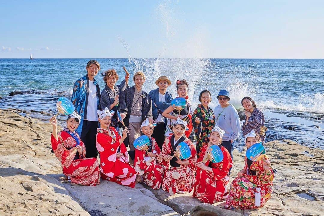 岡田梨沙さんのインスタグラム写真 - (岡田梨沙Instagram)「🌊2023.10.21  稲村ヶ崎公園にて なみぼん祭り  主催の小川こーた&とまそん そして、盆踊り演奏のなみぼんバンドで叩きました🥁  素晴らしいロケーションに たくさんの人が集って 思い思いに 歌ったり 思ったり 呑んだり 食べたり  元来、祭りが好きで、 最初に太鼓を叩いたのもお囃子クラブだった私としては なみぼんバンドとの出会いは 本当に嬉しい出来事。  お客さんのボルテージと共に、 一緒に盆踊りしてる気持ちで ドラムを叩けて本当に楽しかった！  そして、あんなに大きなイベントを街ぐるみでいろんな人を巻き込んで主催した、 こたとまの2人に改めて感服。 友人としてとても誇らしいです。  みなさま、お疲れさまでした！ また来年も会えますように😊  #なみぼん」10月22日 11時08分 - risarisapurdie