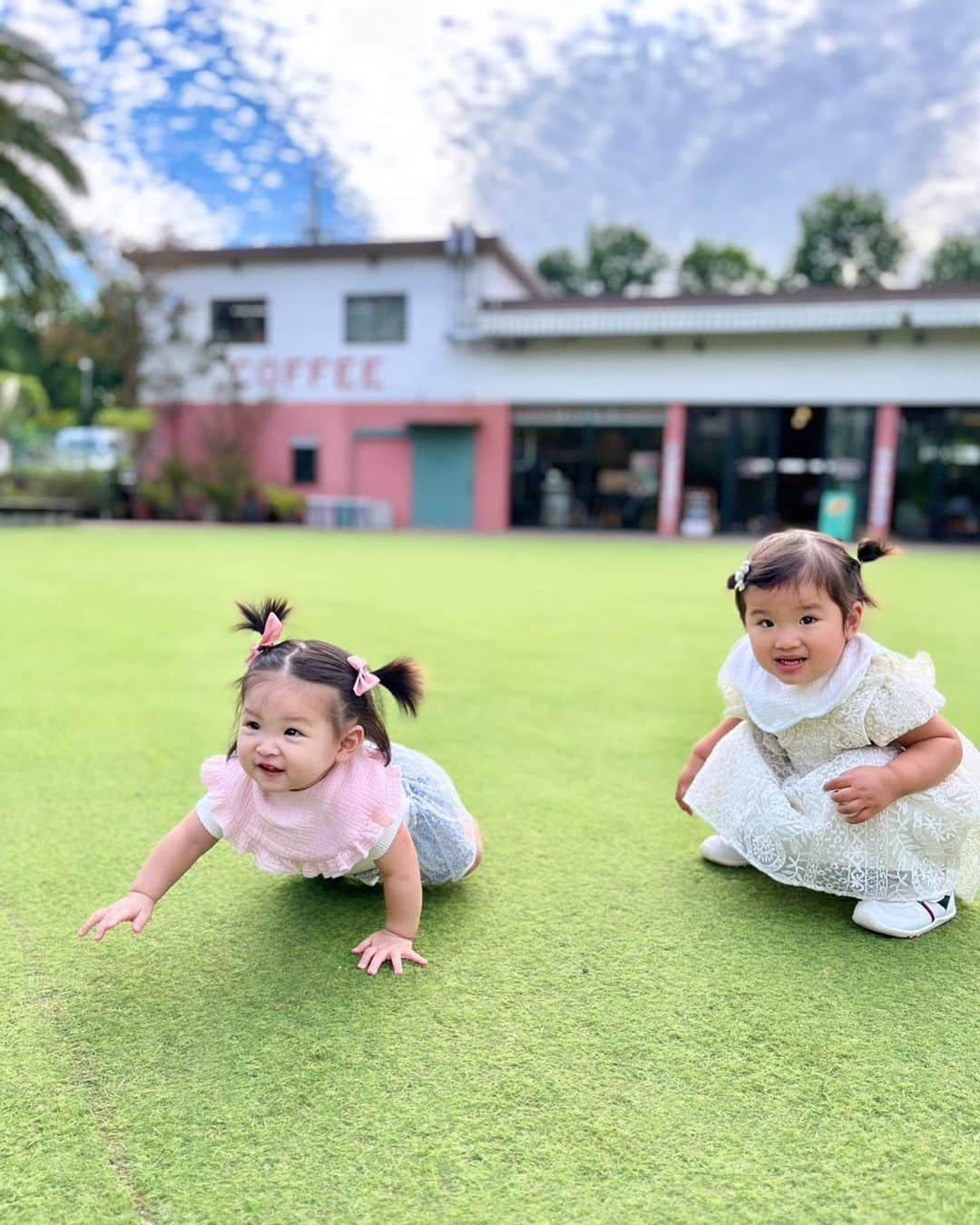 横町ももこのインスタグラム：「💖  １つ違いのおねえさんと遊んでもらった日👧💞  すでにコミュ力高めな娘ちゃん💗  いつもニコニコでいてくれるから救われてます☺️💓  この日もめちゃくちゃ癒された🥰 みぃたんまた遊んでね🤝💕  #子育てママ #成長記録 #9ヶ月ベビー #令和5年ベビー  #女の子ベビー #babygirl  #娘の成長 #赤ちゃんの成長 #赤ちゃんのいる生活  #ブロガー #インフルエンサー #フリーランスモデル  #ママインフルエンサー #横町ももこ」