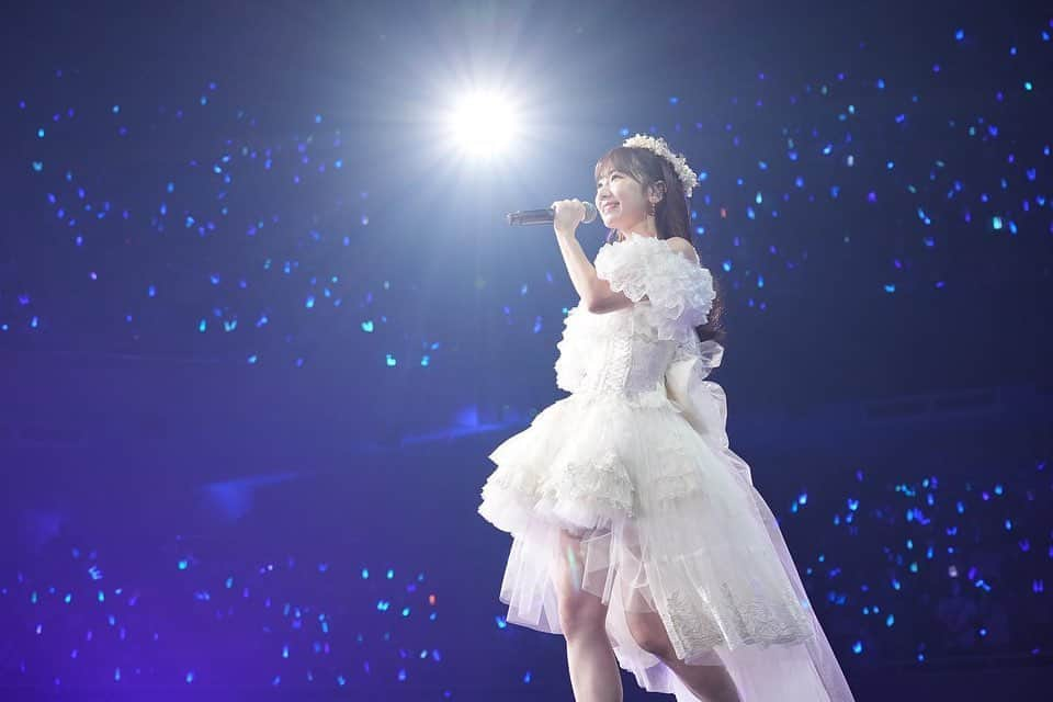 柏木由紀のインスタグラム：「⋆⸜ ⚘ ⸝⋆  劇場公演曲リクエストアワー セットリストベスト30🏆✨  AKB48に入って初めていただいたソロ曲 「夜風の仕業」が1位にランクインしました！🎉  2010年から13年間、 大切に歌ってきた大好きな曲なので 昨日、武道館でソロで歌わせていただけたことが 本当に夢みたいでした。  17年間のAKB人生の中で「選抜総選挙」など いろんなタイミングでたくさんの順位を いただいてきましたが、ファンの皆さんのおかげで 初めて【1位】をいただくことができました😭✨  本当に嬉しい！！とありがとうございます！！という 気持ちです🥲✨  これからも大切に歌い続けます🎤  さぁ今日は武道館コンサート最終日！！ 楽しむぞーー！！✊🩷」