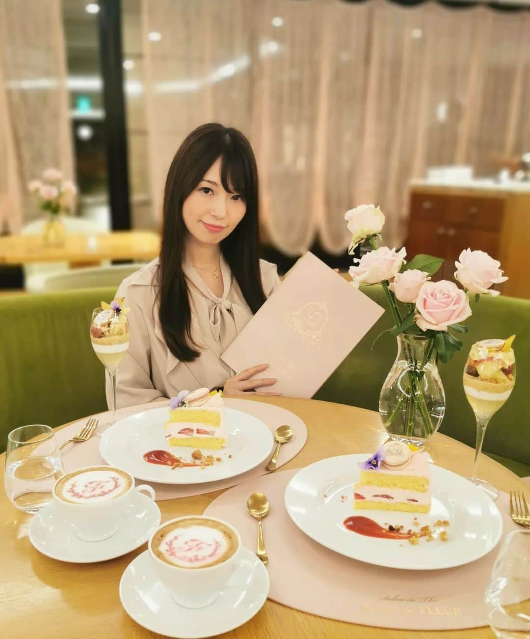 畠山優梨枝のインスタグラム：「Maison de FLEUR の10周年のイベントへ🎀🎀 ピンクとうさぎとクマとリボンと。。。。可愛すぎる世界観。。。💗 いくつになっても好きだなぁ🐻🐰 可愛いカフェで癒やされました♥️♥️  #maisondefleur#maisondefleur10#メゾンドフルール#メゾンドフルールカフェ#カフェ#ケーキ#カフェ#パフェ」