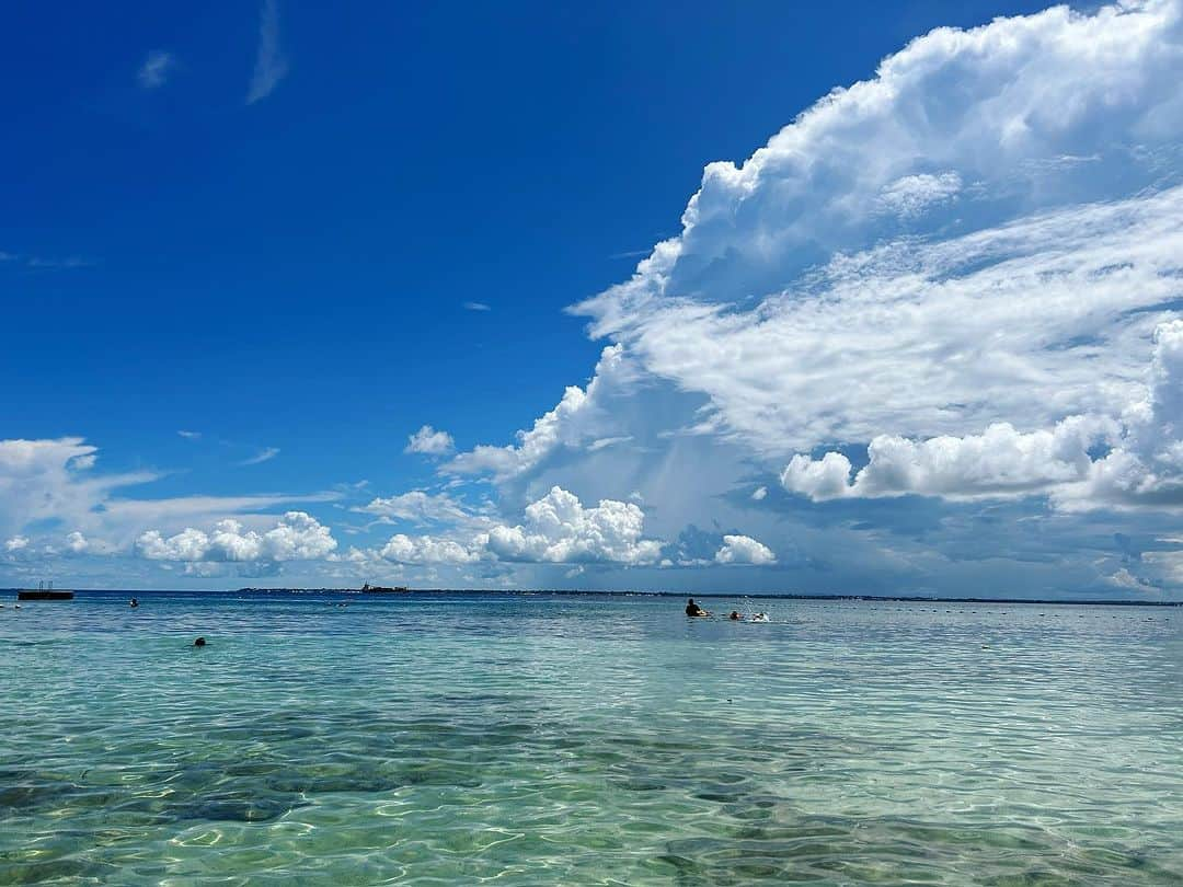 Liaさんのインスタグラム写真 - (LiaInstagram)「ボート🛥️に乗って釣りへ行きました。ホテル前ののビーチの珊瑚礁は一昨年ゼブ島を襲った台風で全滅（美しい姿を知ってただけに本当に悲しかった）。でも沖の方にはまだ生きている珊瑚が沢山居て、感動でシュノーケリングしながら号泣😭。ひとり海で泣きながら”Thank u!”と繰り返し言いながら自然の恵と壮大さに感謝が溢れてしまう…私ってただの情緒不安定なのかな？ってよく思う😆 #海が好き」10月22日 11時15分 - lia_vocalist