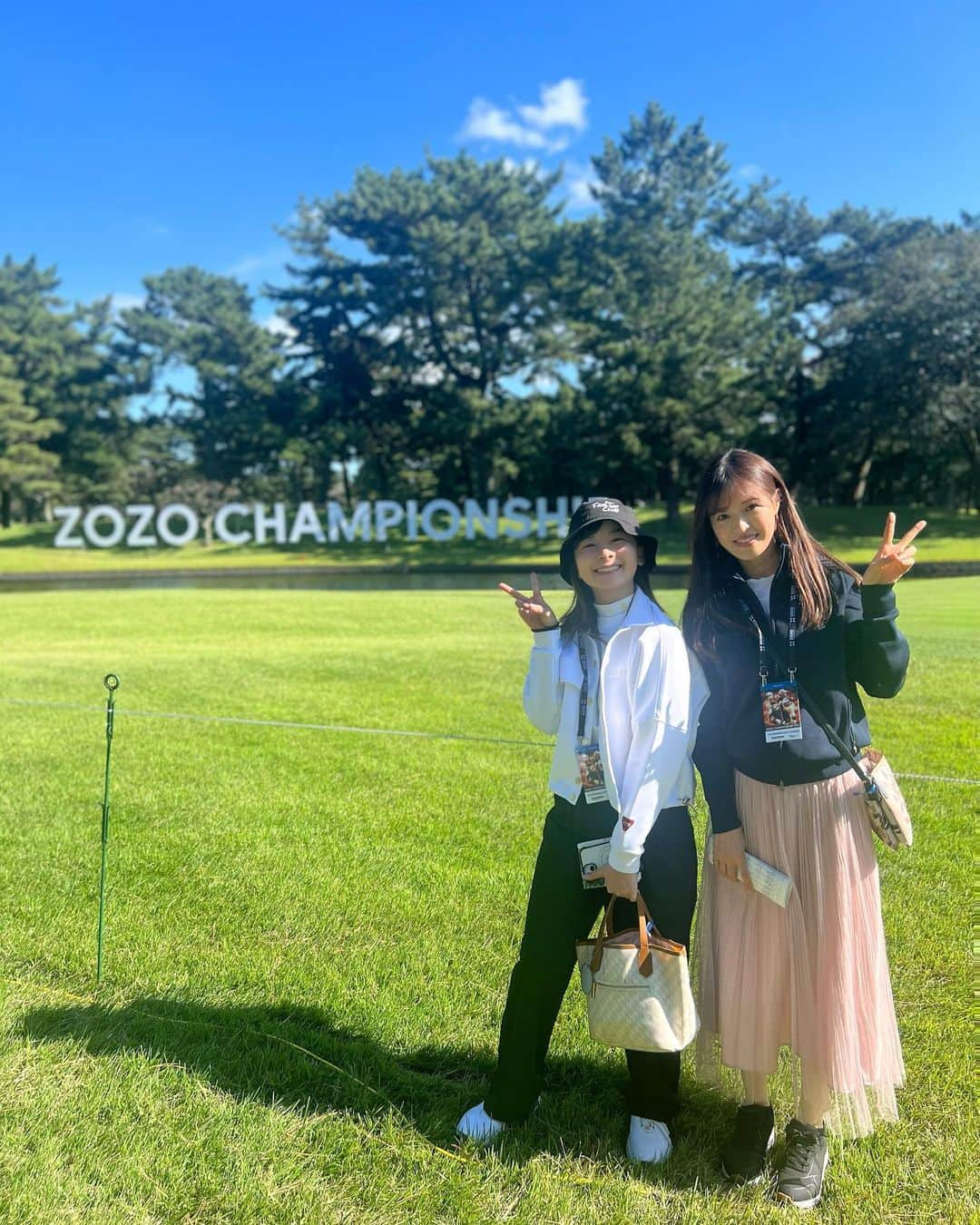 なみきさんのインスタグラム写真 - (なみきInstagram)「ZOZO CHAMPION 2023に @zozochamp  としみんと @toshimi_1002  行ってきました⛳️ 海外、日本男子プロのプレーを間近で見させていただき貴重な経験！！ やっぱりプロって本当に凄いと改めて驚かされました！ そしてグリーンの速さにはびっくり、、😂 何度ボールの転がりを見てもイメージが湧かずわたしだったら毎ホール3パット以上だな、、笑 ・ そして進藤さんと内藤さんにもお会いできました！ とにかく会場も盛り上がっていて時間過ぎるのあっという間でした😊 ・ 今日は最終日！ 楽しみですね！ みんなで最後まで応援するぞ〜☺️！ やっぱり現地での観戦最高！ ぜひみなさんも足を運んでみてくださいね！ 動画は石川遼選手と松山英樹選手です！ ・ ・ #zozo観戦 #golf #GOLF #ゴルフ #ゴルフ女子 #zozochampionship #石川遼選手 #松山英樹選手 #観戦 #ZOZO #zozo」10月22日 11時17分 - namiki_golf