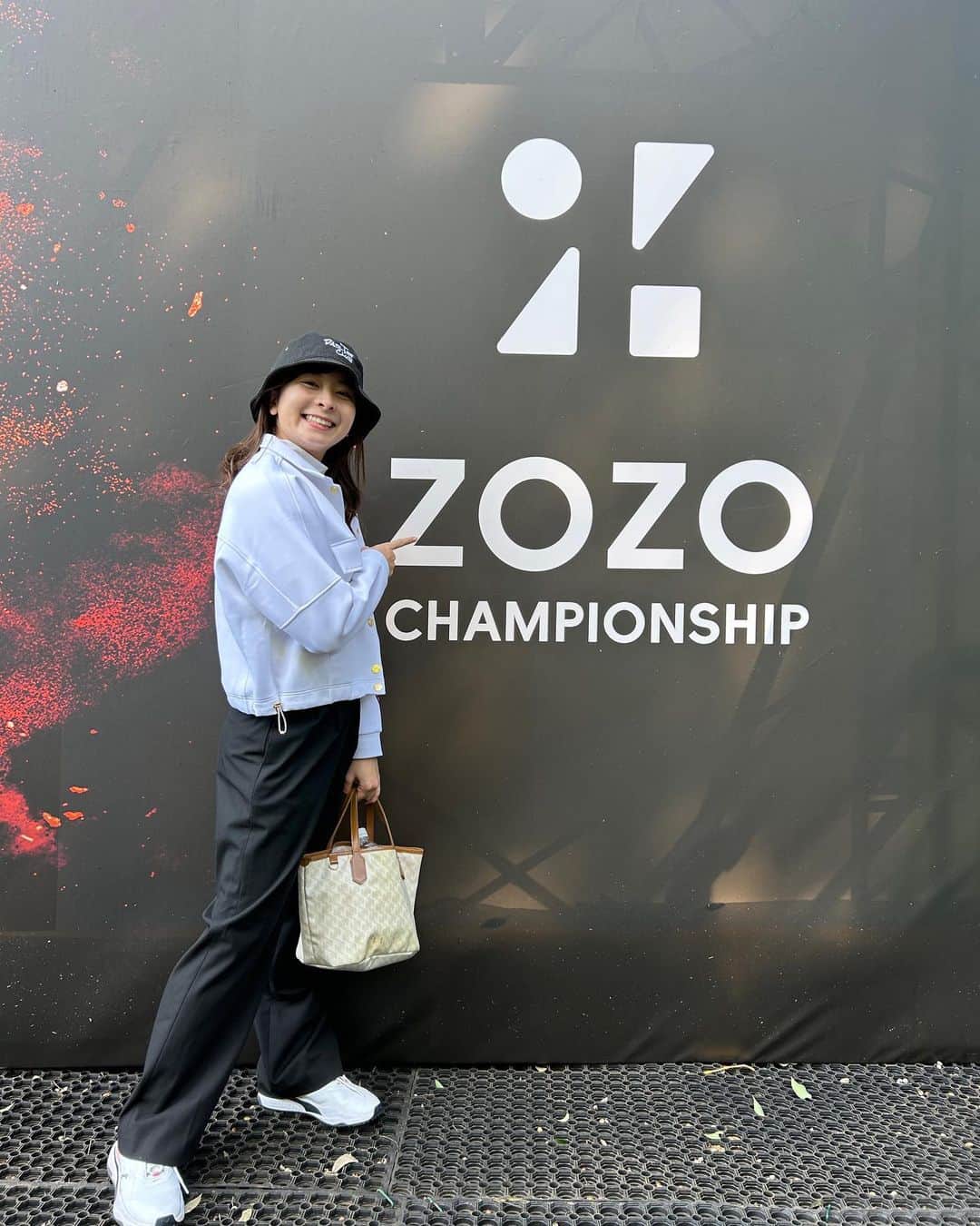 なみきのインスタグラム：「ZOZO CHAMPION 2023に @zozochamp  としみんと @toshimi_1002  行ってきました⛳️ 海外、日本男子プロのプレーを間近で見させていただき貴重な経験！！ やっぱりプロって本当に凄いと改めて驚かされました！ そしてグリーンの速さにはびっくり、、😂 何度ボールの転がりを見てもイメージが湧かずわたしだったら毎ホール3パット以上だな、、笑 ・ そして進藤さんと内藤さんにもお会いできました！ とにかく会場も盛り上がっていて時間過ぎるのあっという間でした😊 ・ 今日は最終日！ 楽しみですね！ みんなで最後まで応援するぞ〜☺️！ やっぱり現地での観戦最高！ ぜひみなさんも足を運んでみてくださいね！ 動画は石川遼選手と松山英樹選手です！ ・ ・ #zozo観戦 #golf #GOLF #ゴルフ #ゴルフ女子 #zozochampionship #石川遼選手 #松山英樹選手 #観戦 #ZOZO #zozo」