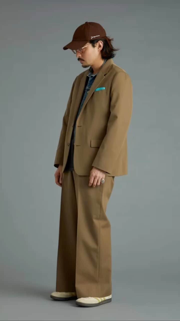 のインスタグラム：「【 Recommend 】  ＜UNITED ARROWS & SONS ＞ GABA 2B JACKET & TROUSERS  表生地を高密度で織り上げたウールギャバジン素材で上品なツヤ感と適度なハリ感のあるセットアップ。ジャケットはステッチレスなどミニマルなデザインでボックスシルエットが特徴。素材の特徴を活かしたリラックス感あるセットアップとしておすすめです。  JACKET ¥44,000- PANTS ¥29,700-  #UnitedArrowsAndSons #UnitedArrows」